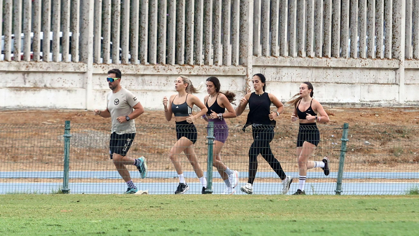 Lolo Moscoso, preparando en el anexo las pruebas físicas a la Policía Nacional con un grupo de jóvenes aspirantes.