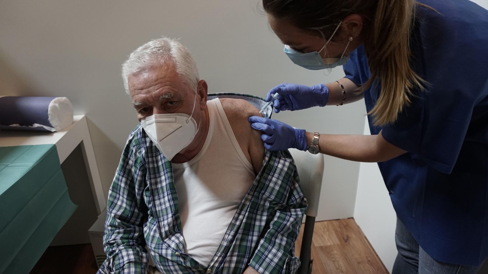 Fernando Pérez Belmonte recibe la primera dosis de la vacuna de Pfizer.