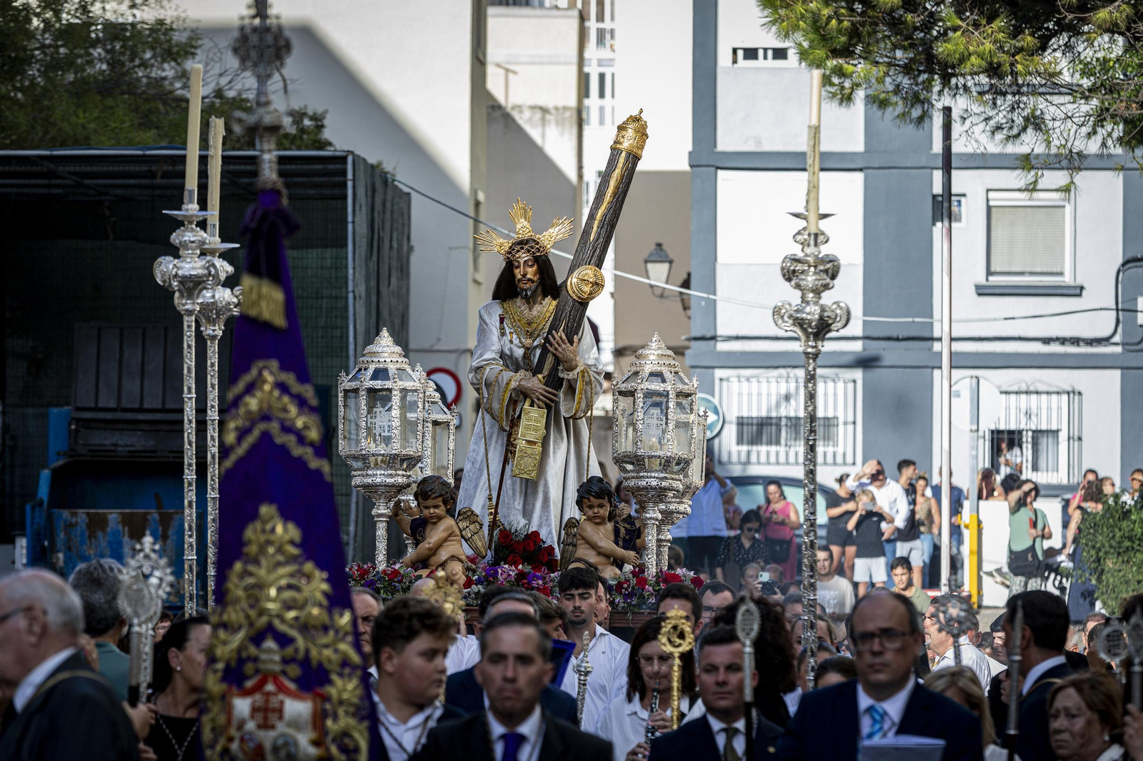 Las imágenes de la histórica visita del Nazareno de Santa María al hospital Puerta del Mar de Cádiz