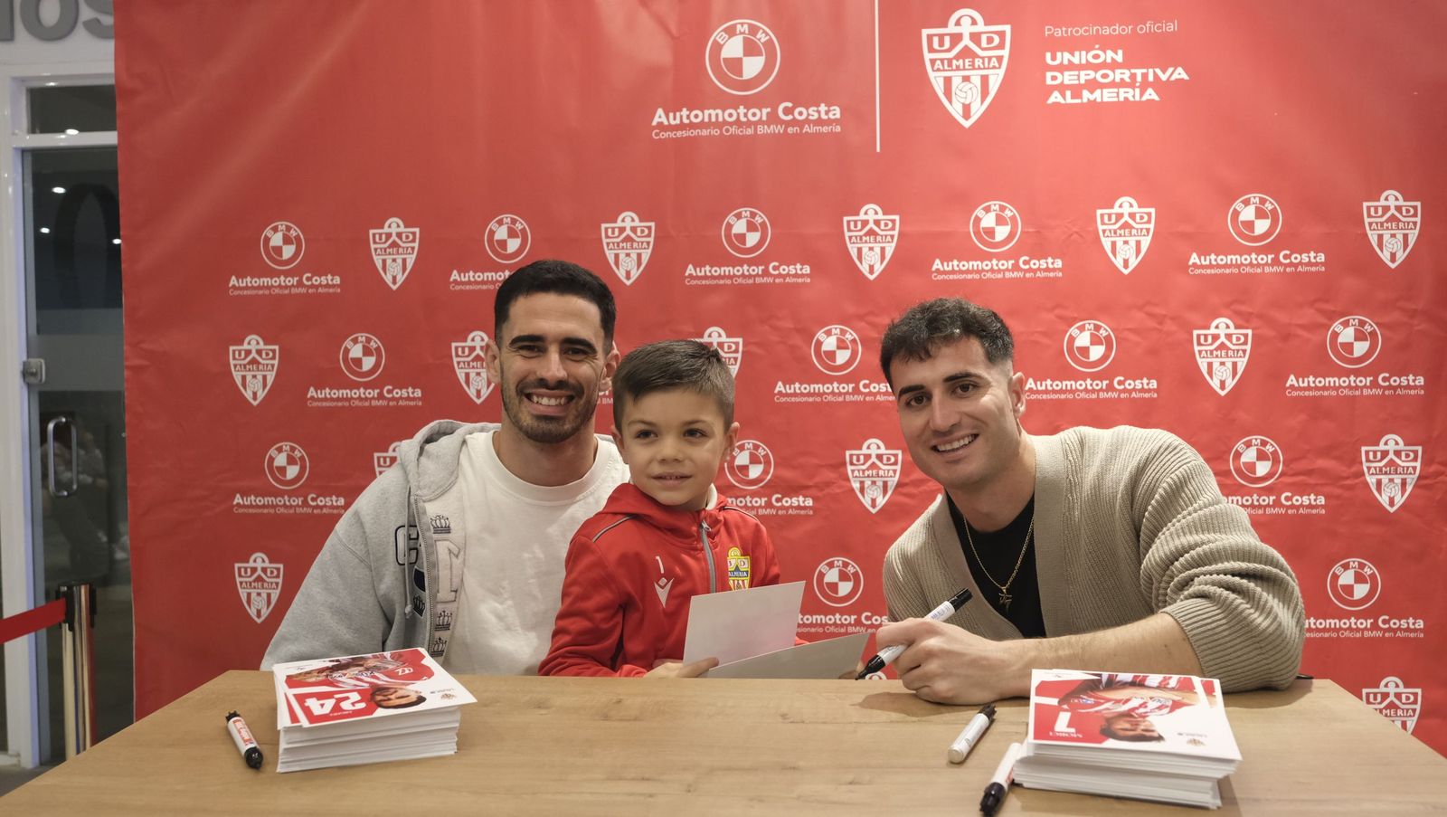 Jon Mocillo y Miguel de la Fuente firman autógrafos en Automotor Costa BMW