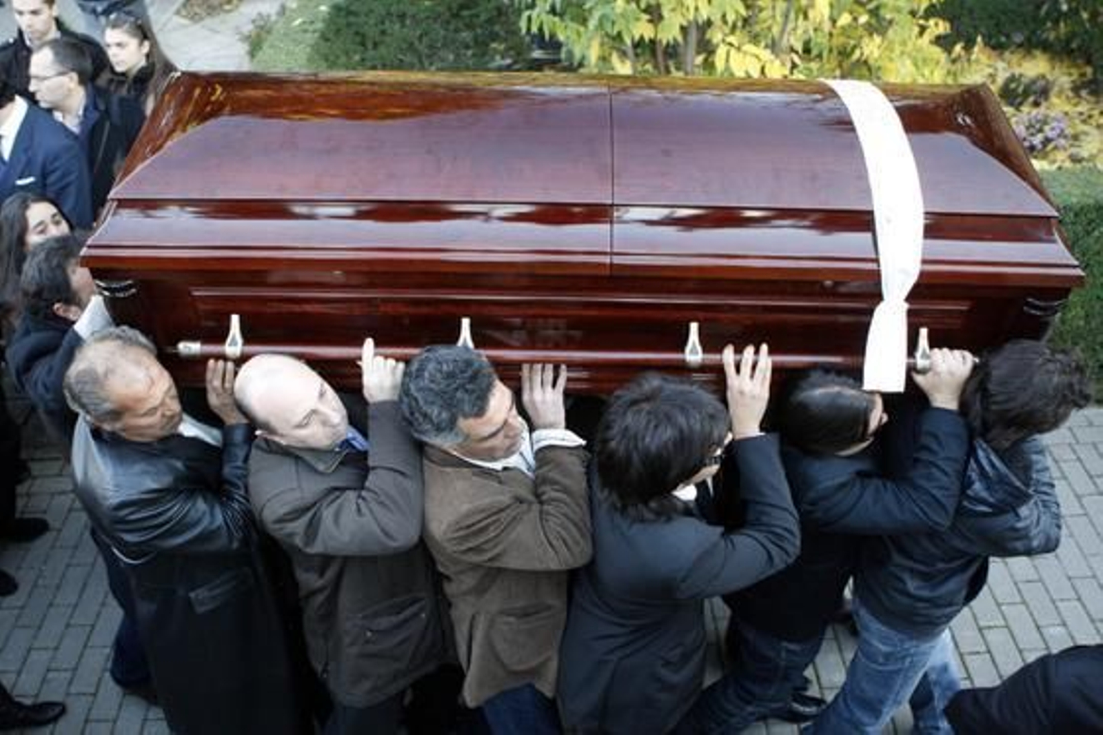 Imágenes de emoción y dolor en el sepelio del cantaor granadino. / Miguel Ángel Molina · EFE · AFP