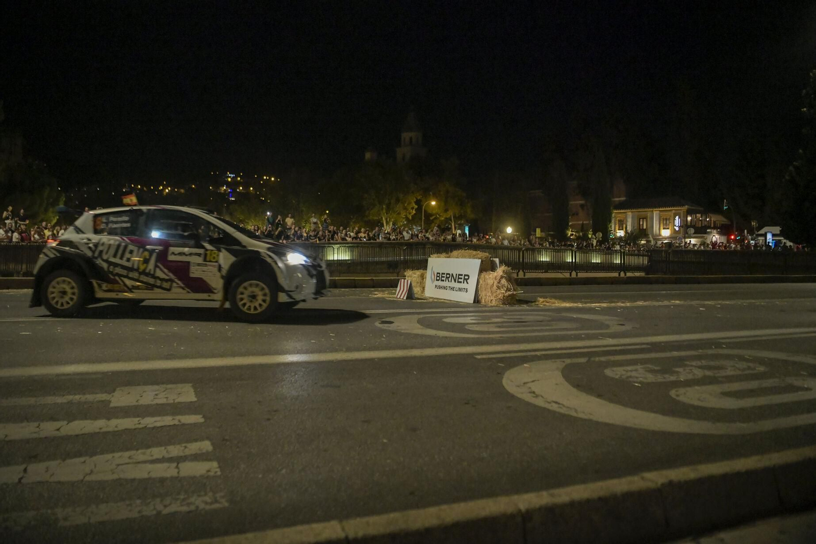 Ruedas 'quemadas' y mucho asfalto en la exhibición del Rally Ciudad de Granada: las imágenes