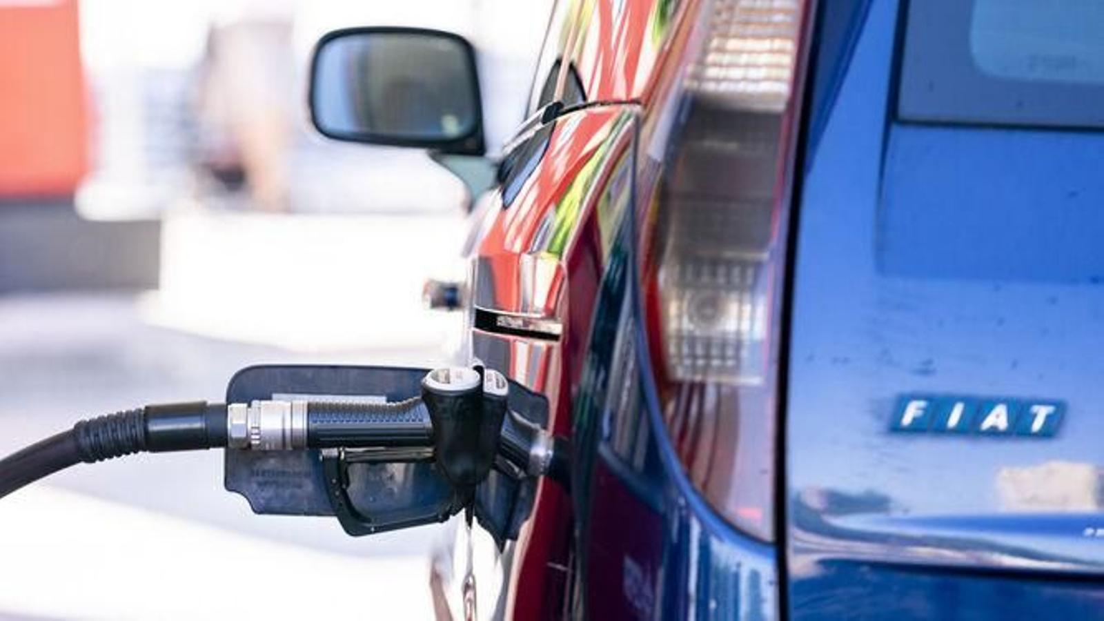 Un vehículo repostando combustible en una gasolinera.