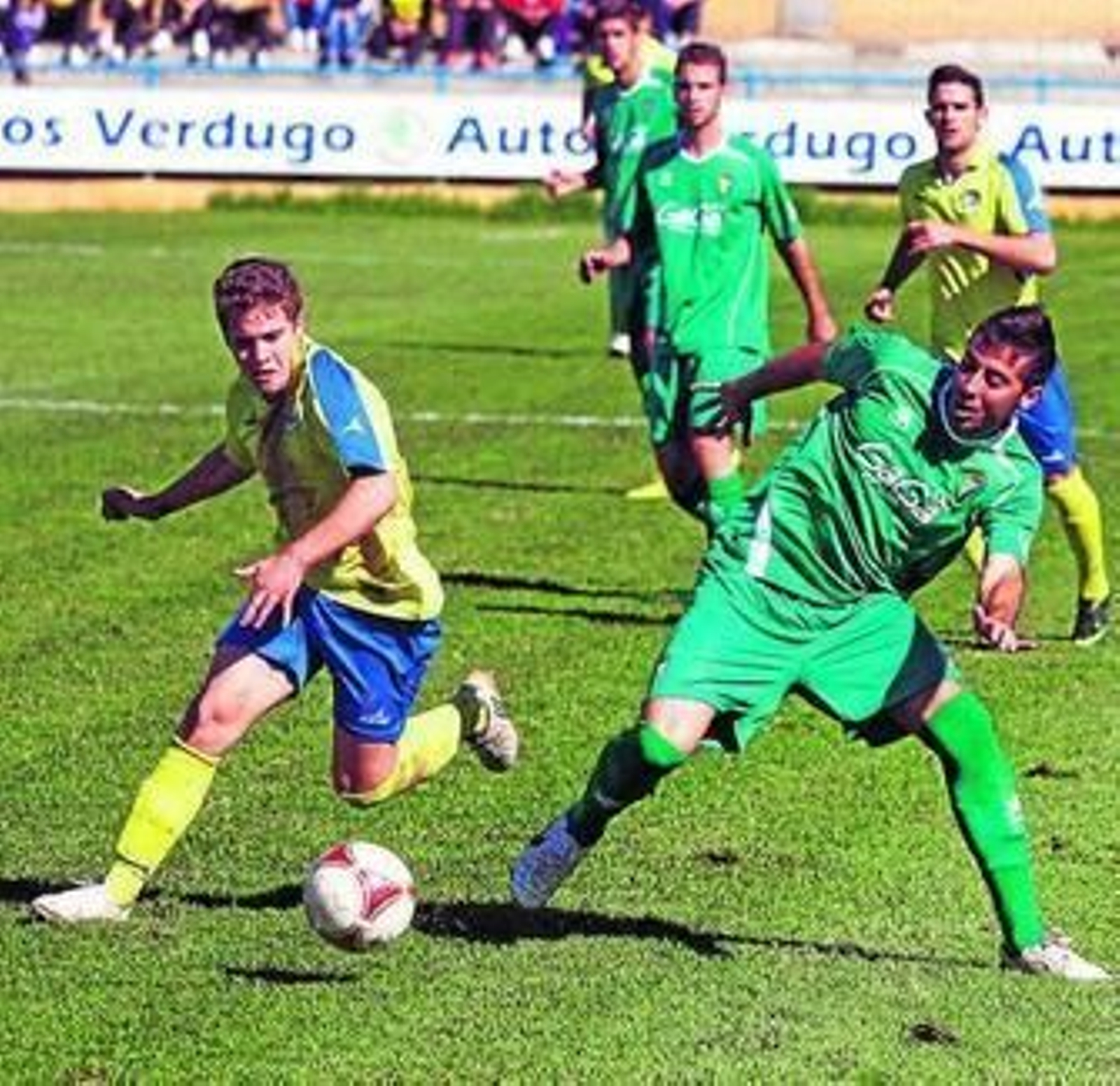 El central cadista Gabi (d) intenta frenar la internada de un rival.