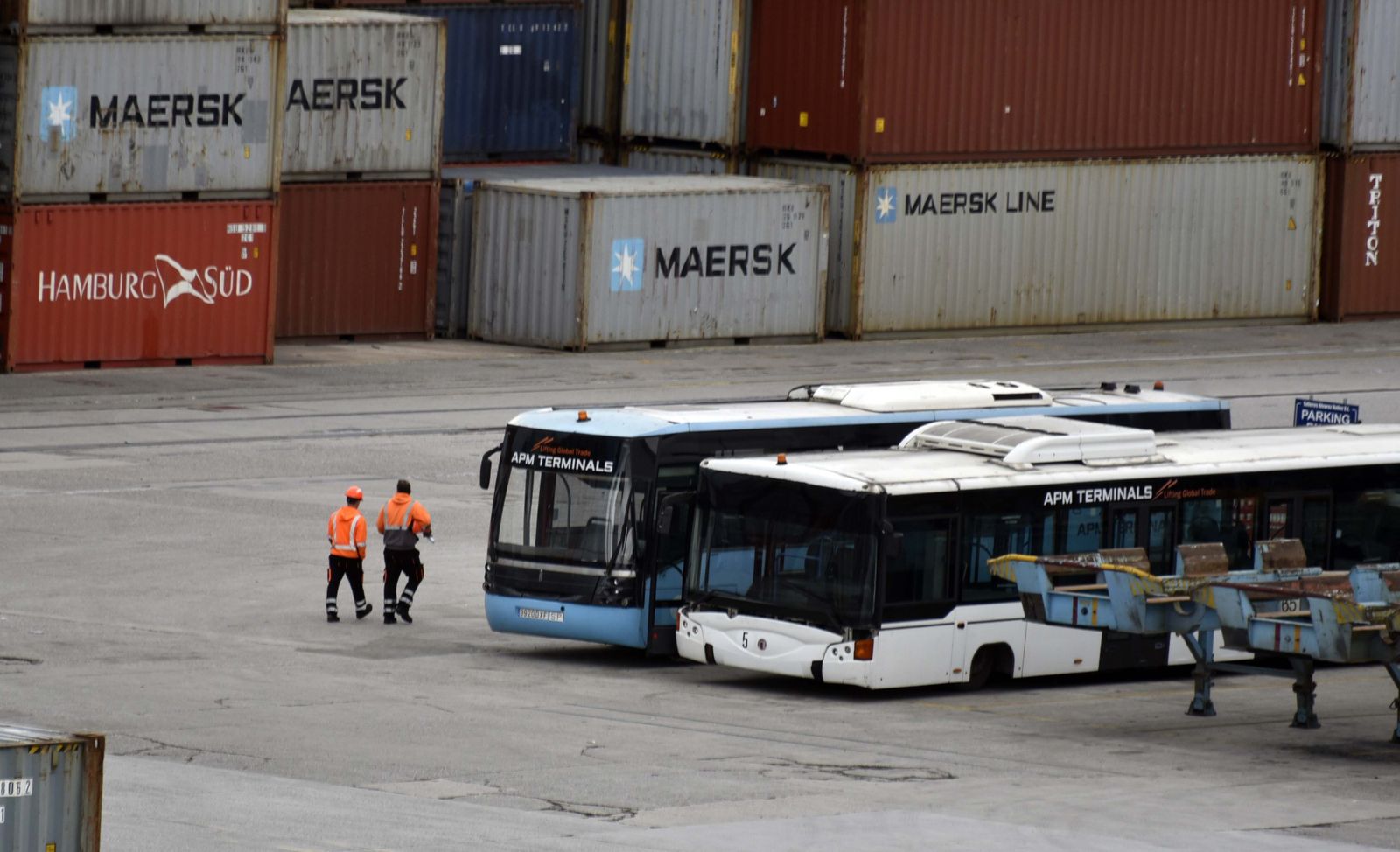 Dos estibadores del Puerto de Algeciras caminan por APM Terminals.