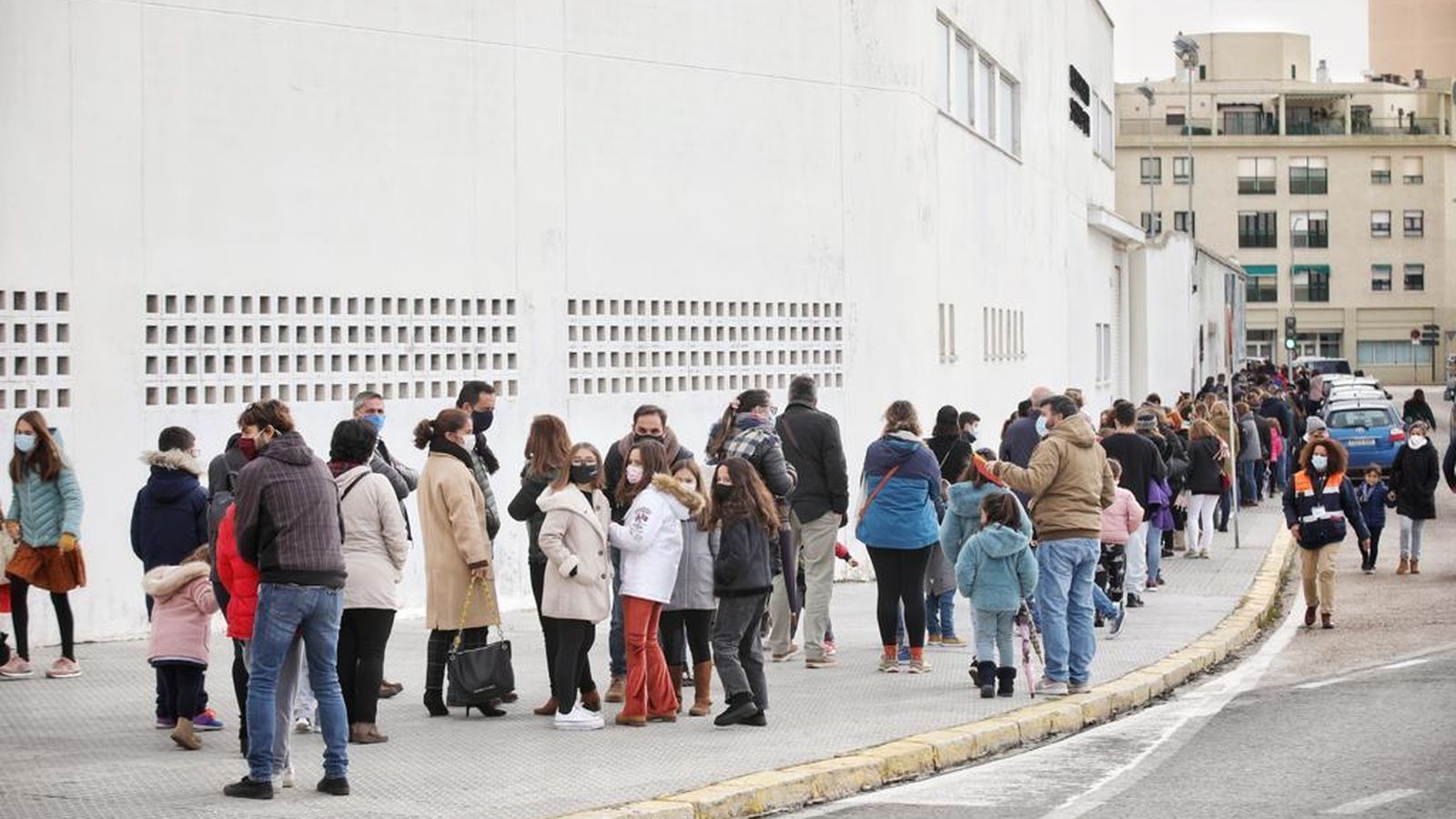 Una gran cola para ver al Rey Melchor en el colegio San Felipe Neri.
