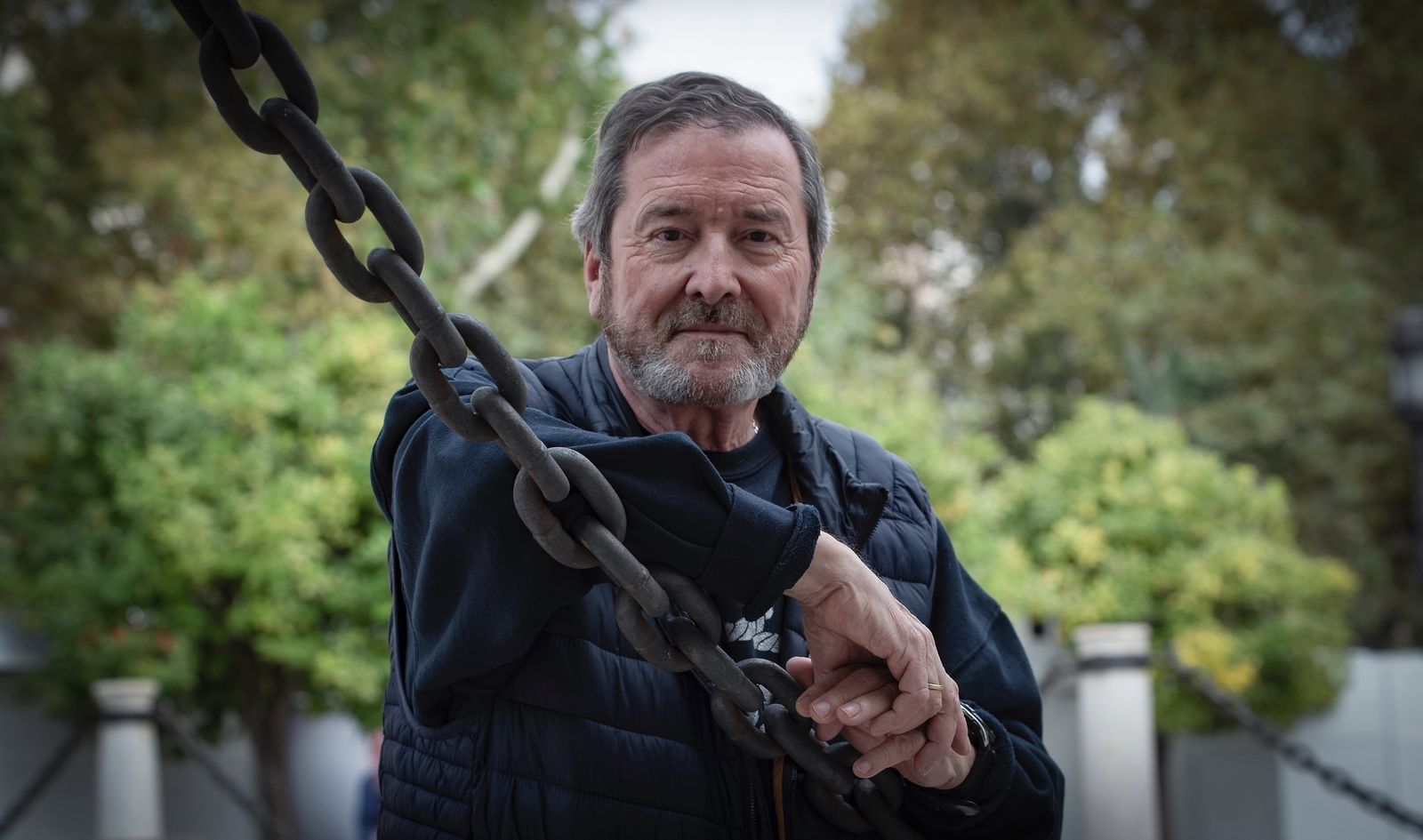 J. J. Benítez, en la Plaza Nueva de Sevilla.