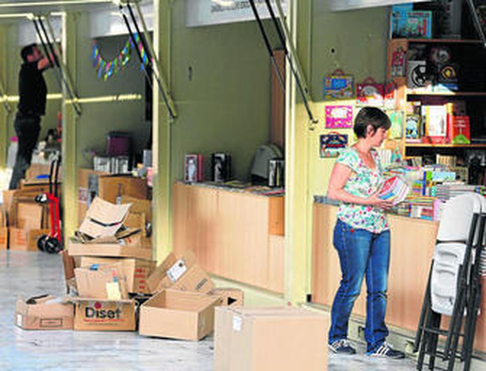 Preparativos en una de las 40 casetas que abrirán en la Plaza Nueva, durante la tarde de ayer.