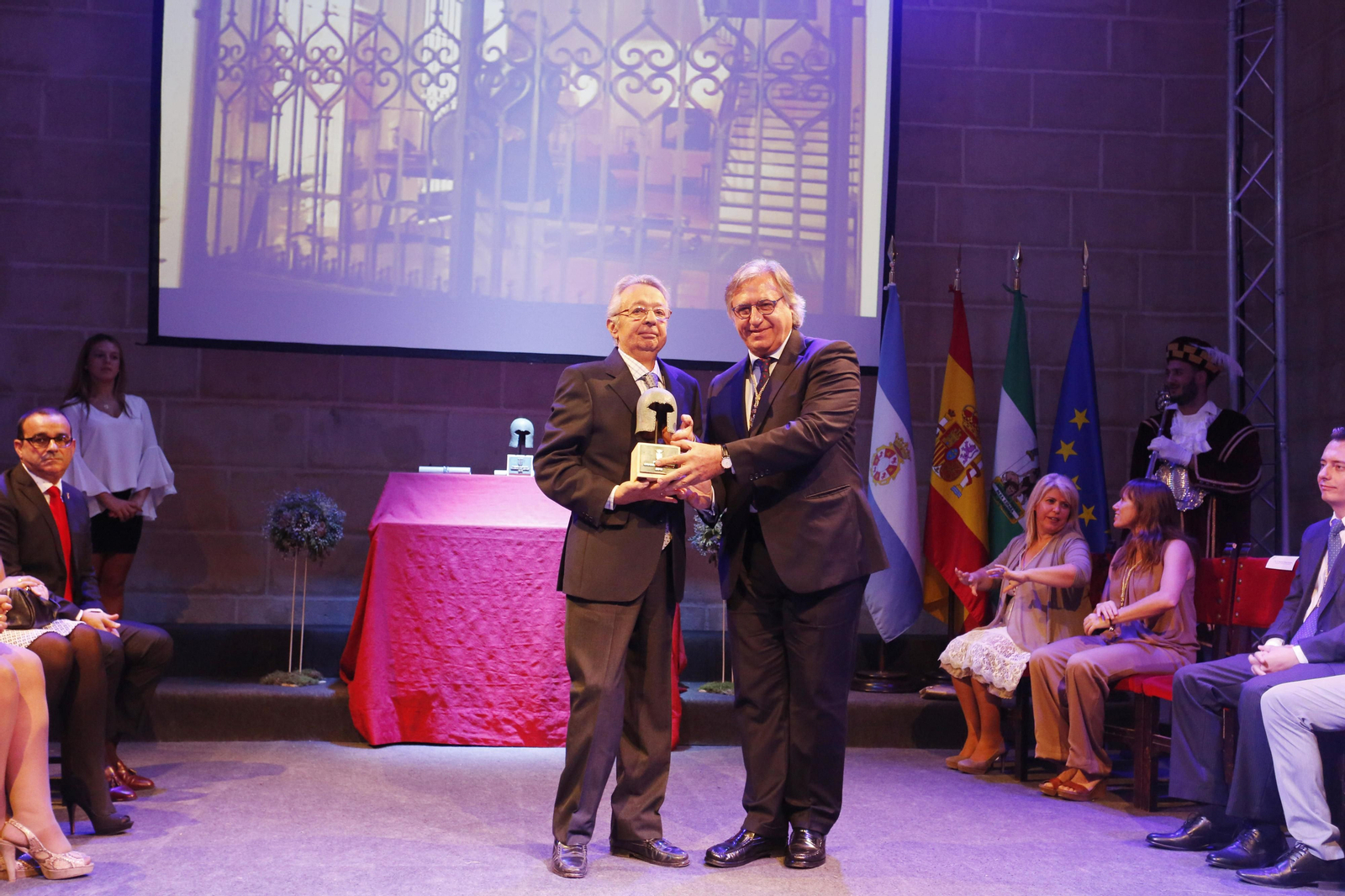 De la Quintana recoge su premio el pasado año de manos del delegado Francisco Camas.