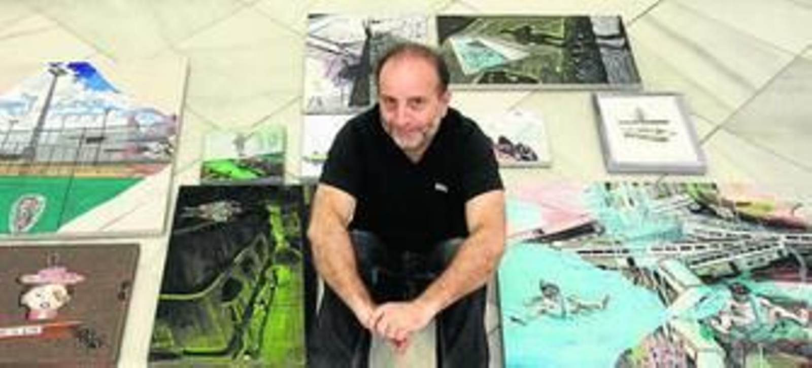 Curro González, durante el montaje de varias de las obras en las que empezó a utilizar la iconografía de la cigarra y la hormiga, eje de su nueva muestra.