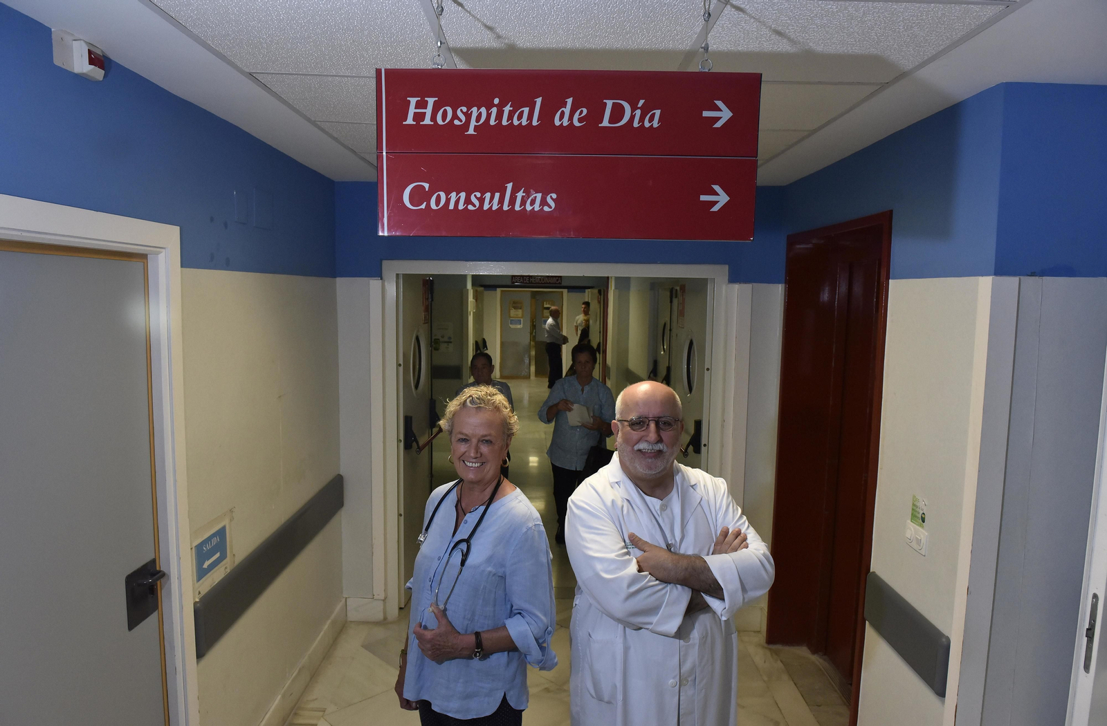 Los oncólogos Ana Casas  y Álvaro Montaño, en el  Hospital Virgen del Rocío.