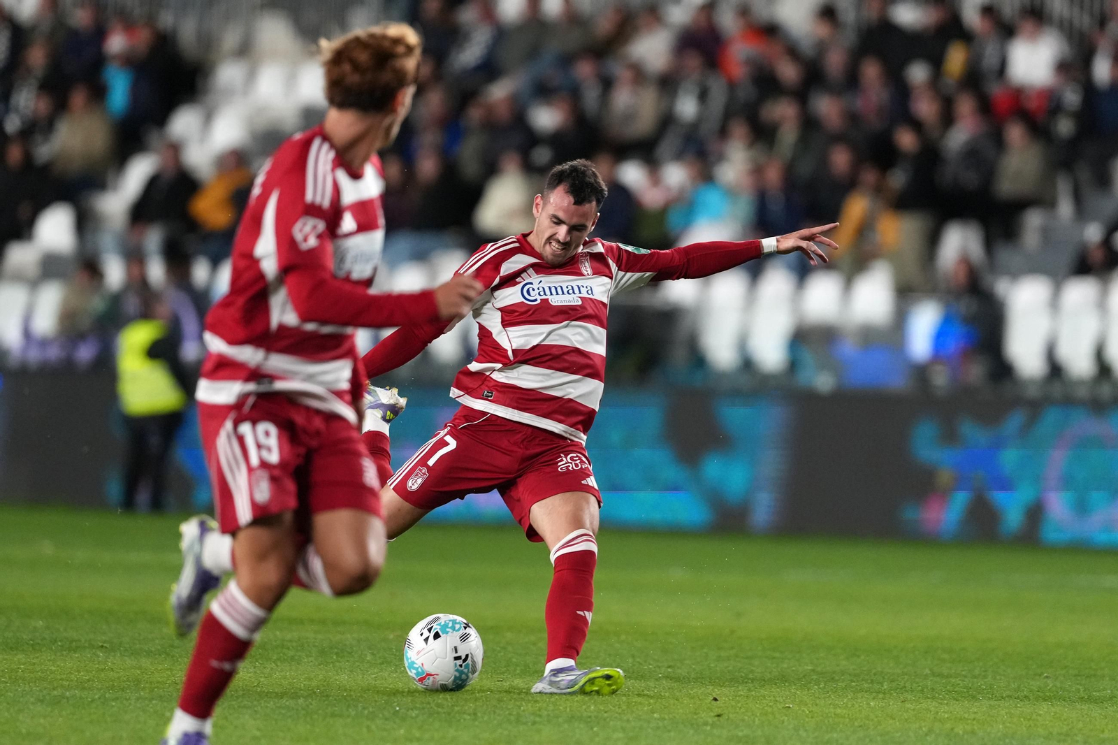Álex Sola golpea el balón en una acción del partido