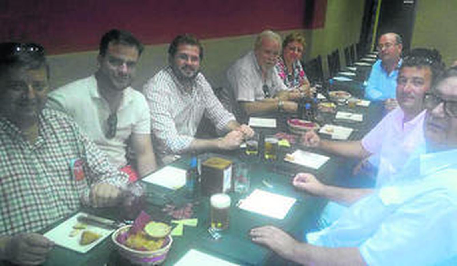 Los mayorales de Luis Terrón y Zalduendo junto a los socios del Foro.