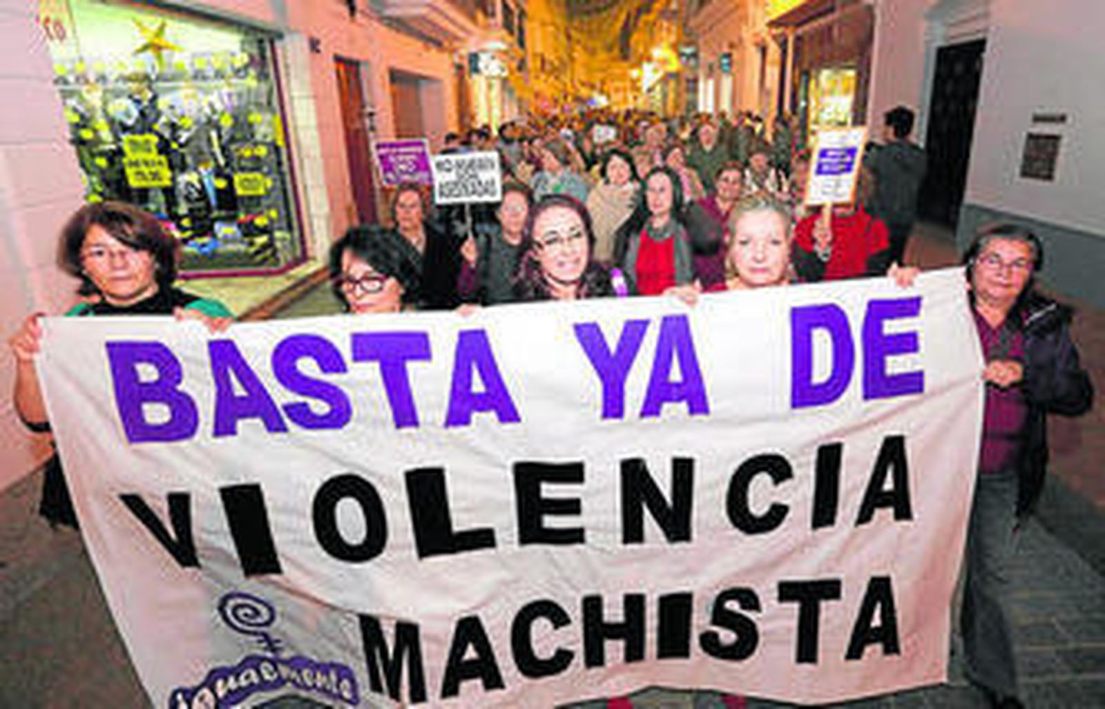 Marcha contra la violencia de género celebrada anoche por el centro.