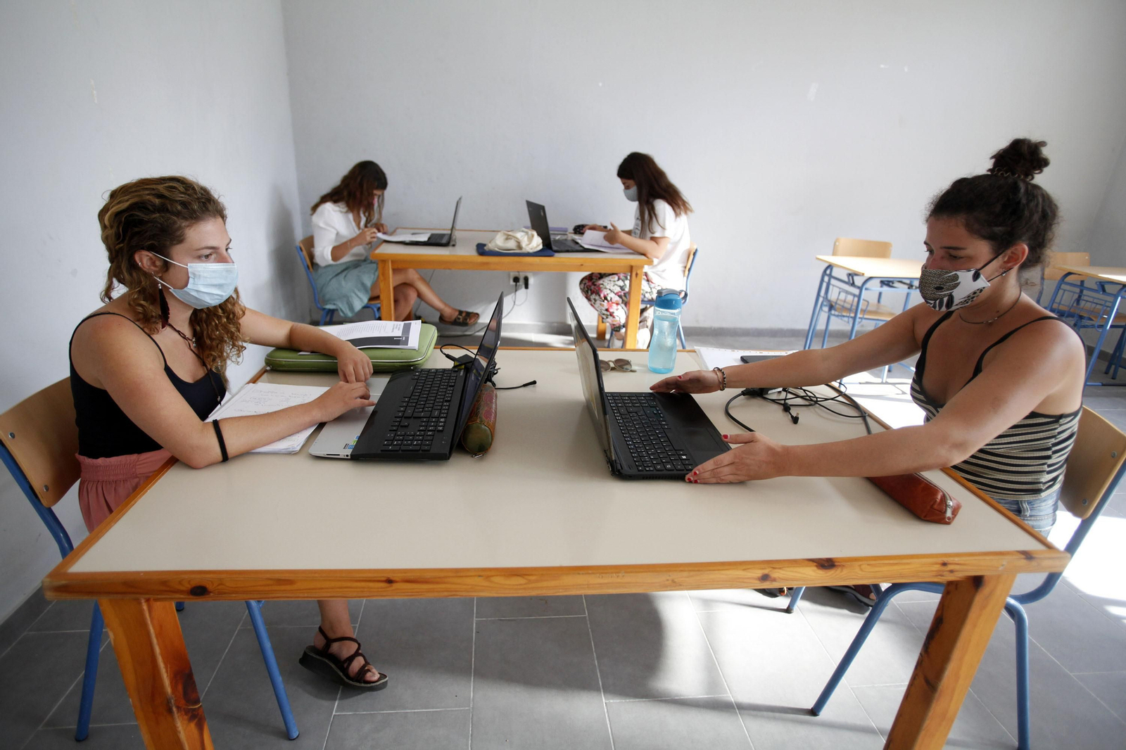 Las primeras cuatro personas que han hecho uso este jueves de las nuevas salas de estudio de El Rompido