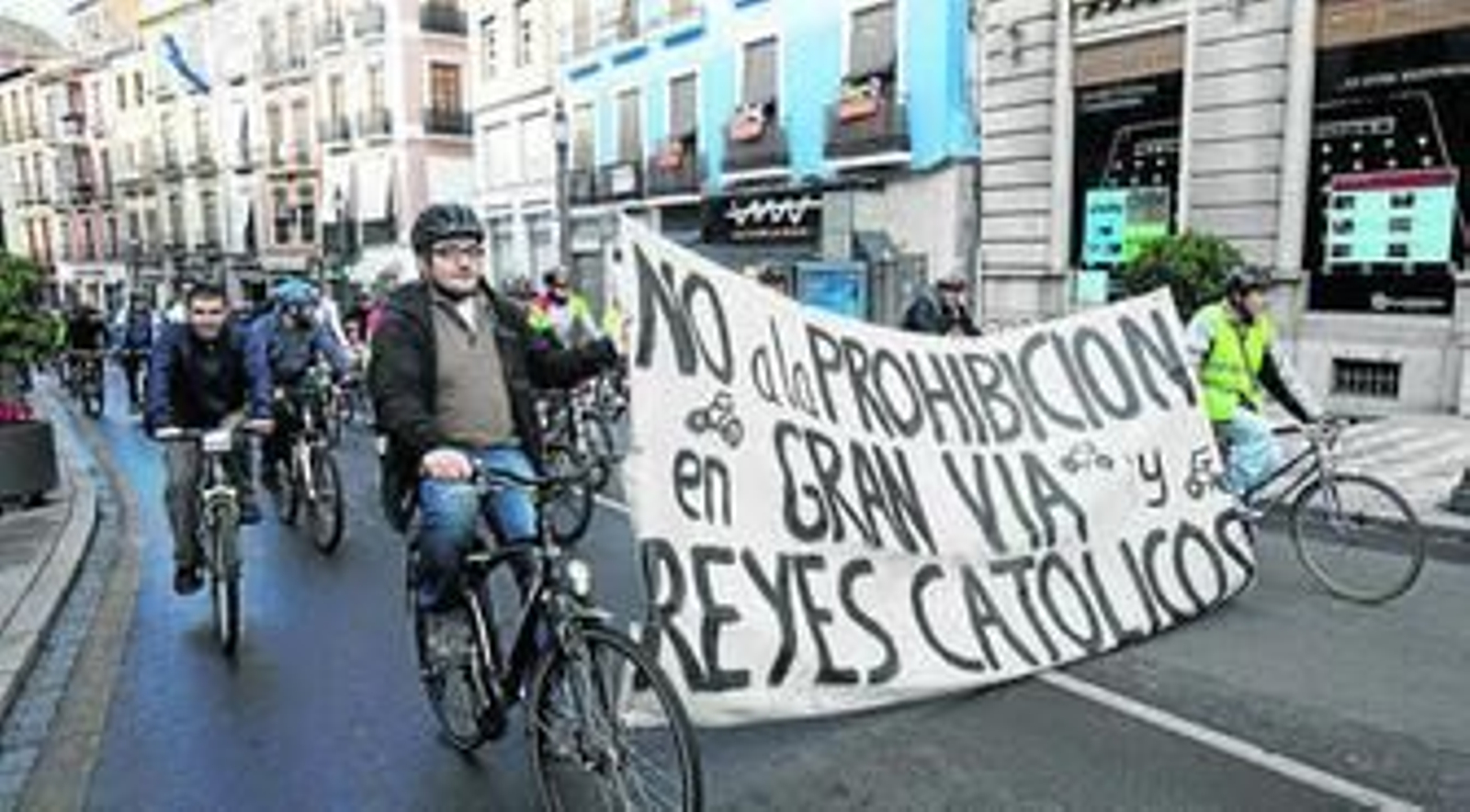 Ciclistas durante la manifestación por la inclusión de la bicicleta en Gran vía y Reyes Católicos.