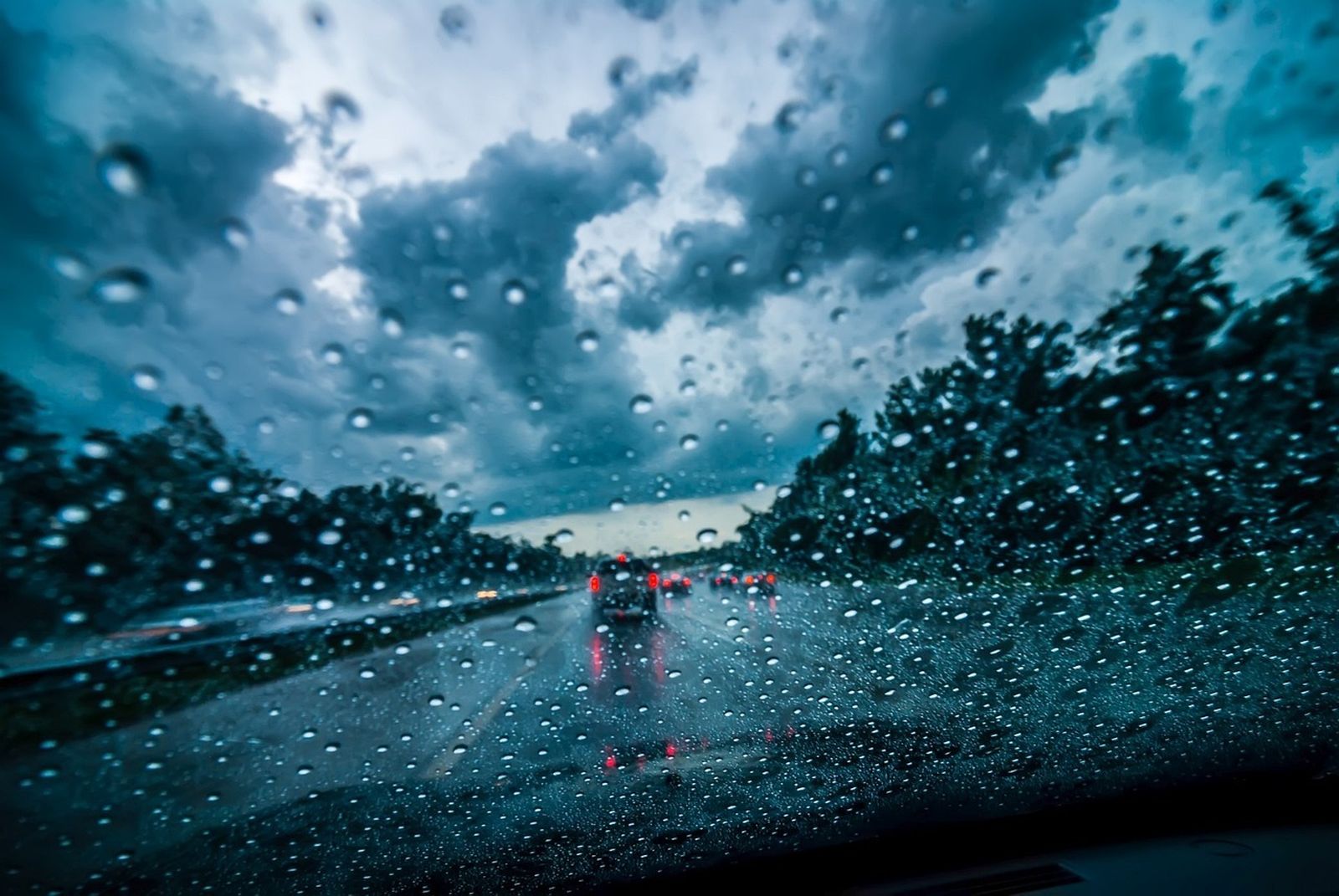Claves para conducir con lluvia: mantener la calma y evitar sorpresas