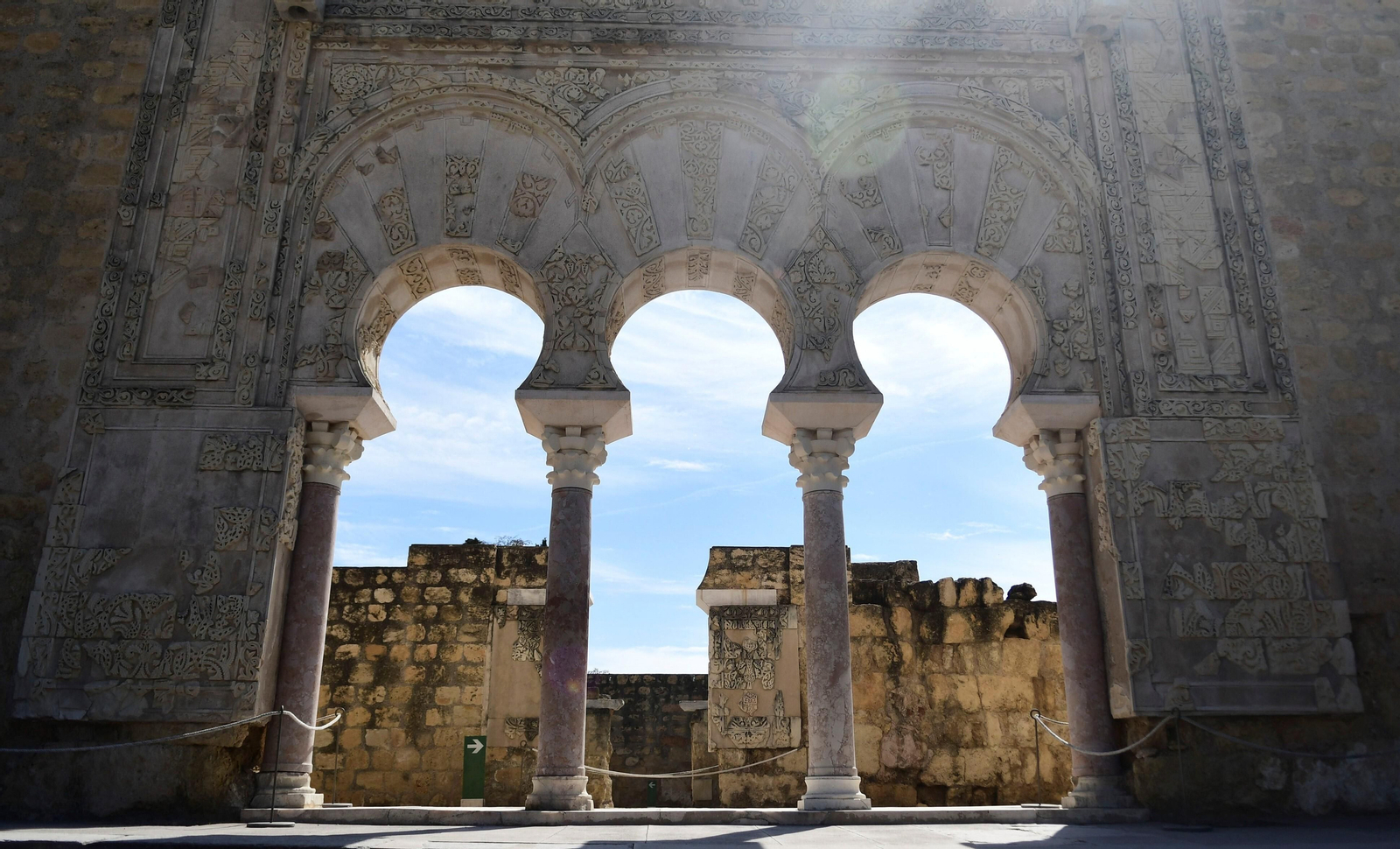 El sol incide sobre la portada de la vivienda de Ya’far,en la ciudad califal de Medina Azahar