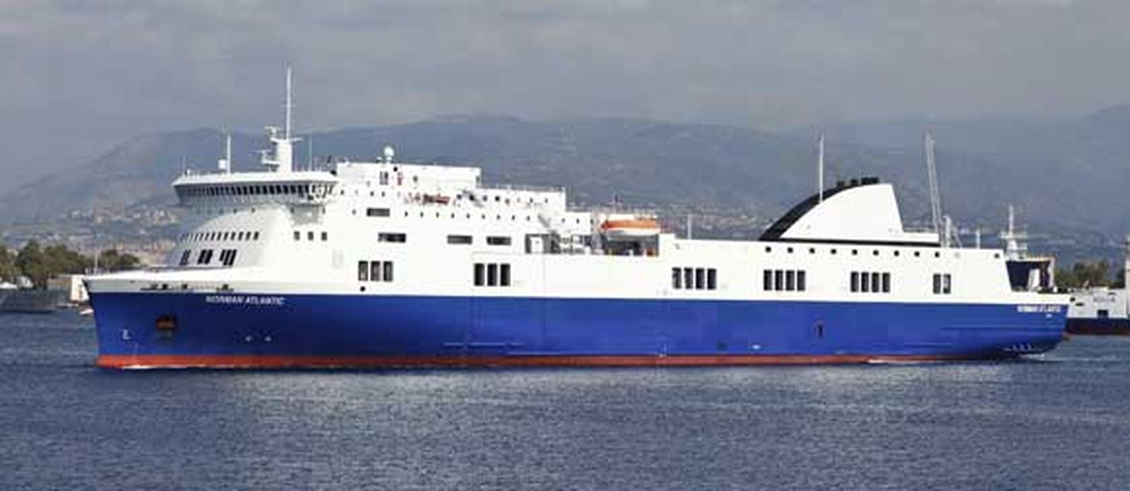 Dos albaneses mueren en el remolque del ferry incendiado