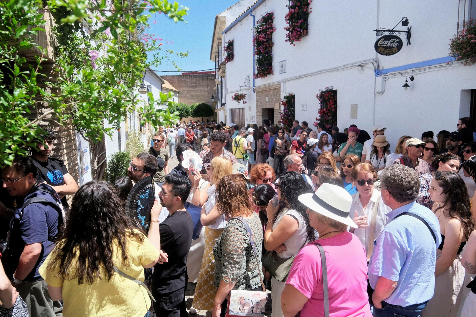 Los Patios de Córdoba se llenan de turistas en su primer fin de semana, en imágenes