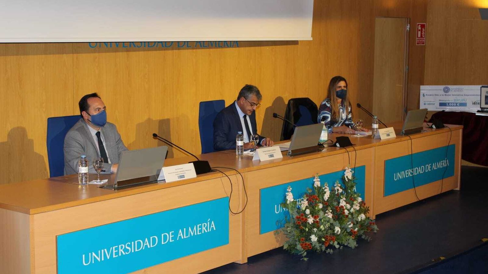 El rector de la Universidad de Almería, Carmelo Rodríguez, preside el acto de entrega de la IX edición de los Premios Ícaro en el campus universitario
