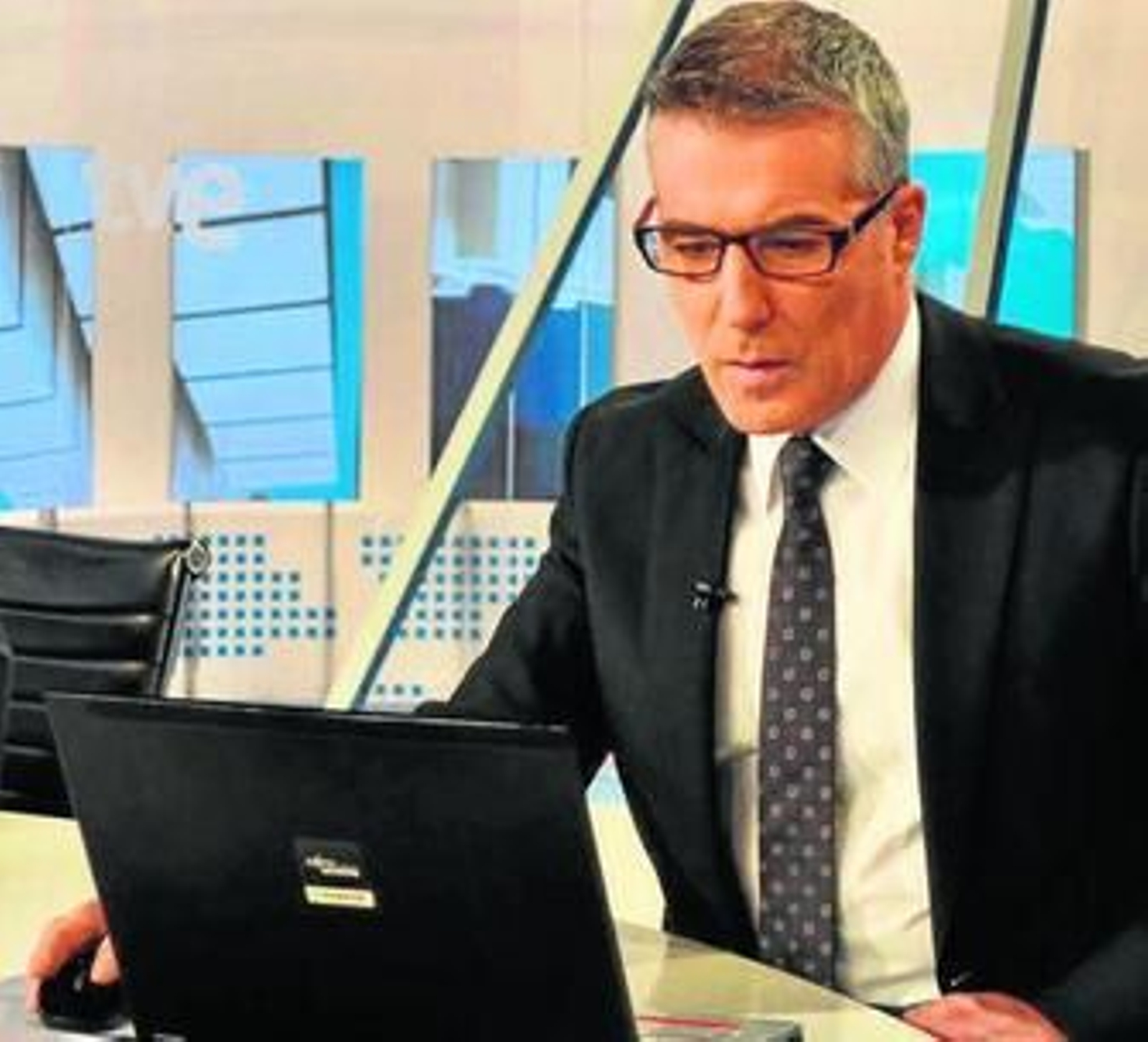 David Cantero en el plató del 'Telediario' de fin de semana en TVE.