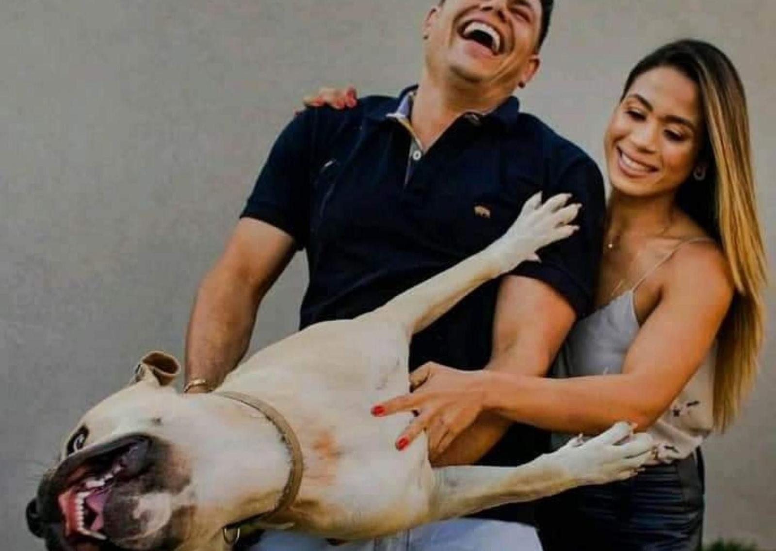 La divertida sesión de fotos de una pareja con su perro que te sacará unas risas