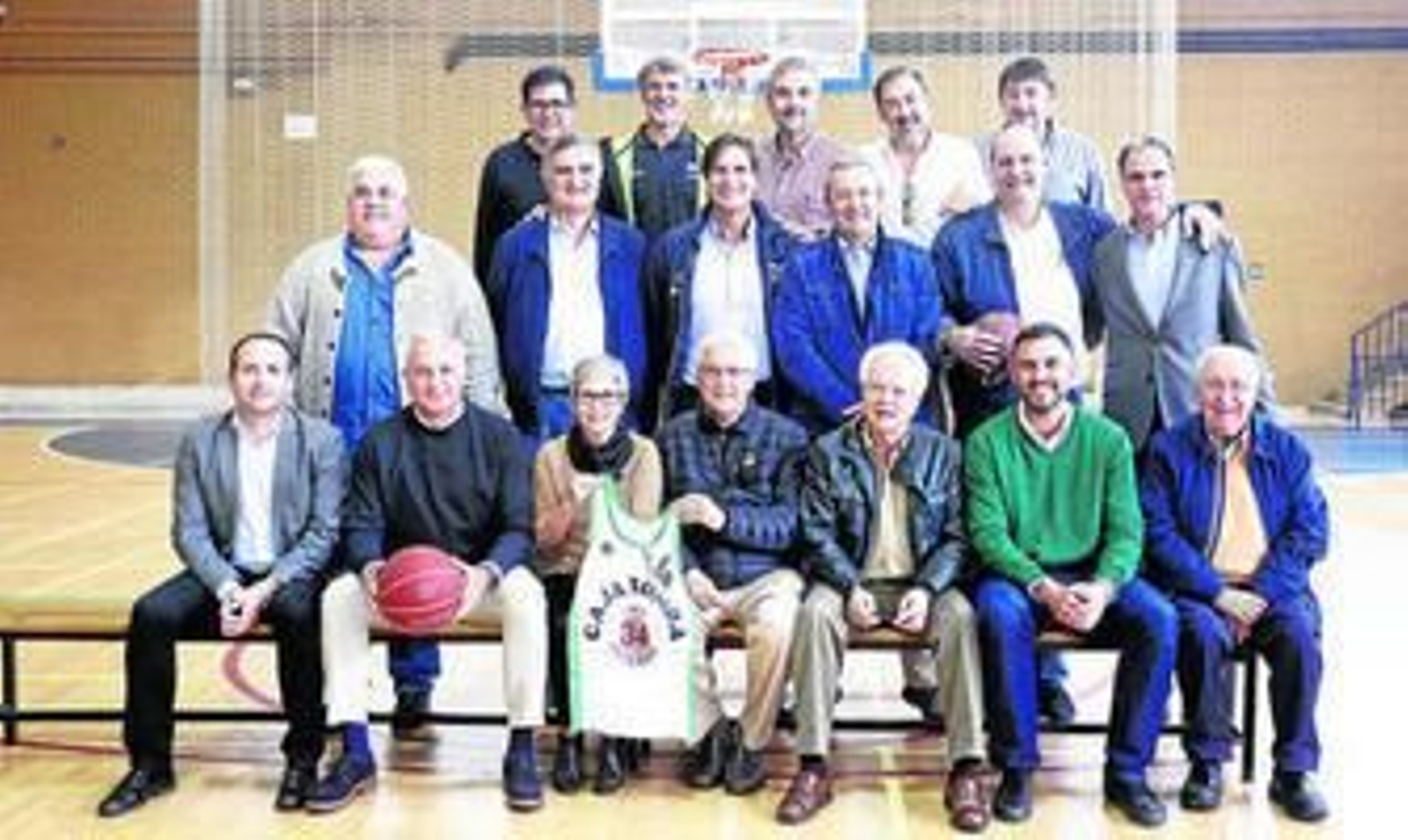 Parte de la plantilla y del club de Caja de Ronda que subió a División de Honor.