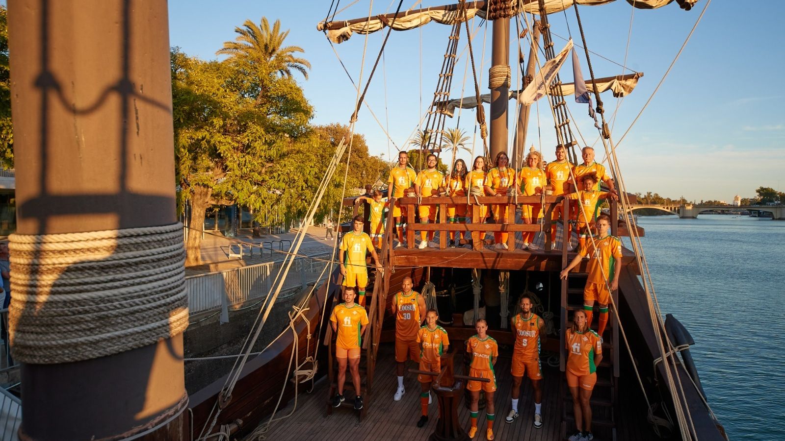 Jugadores de as diferentes disciplinas y varios aficionados posan a bordo de la réplica de la nao Victoria atracada en el Muelle de la Sal.