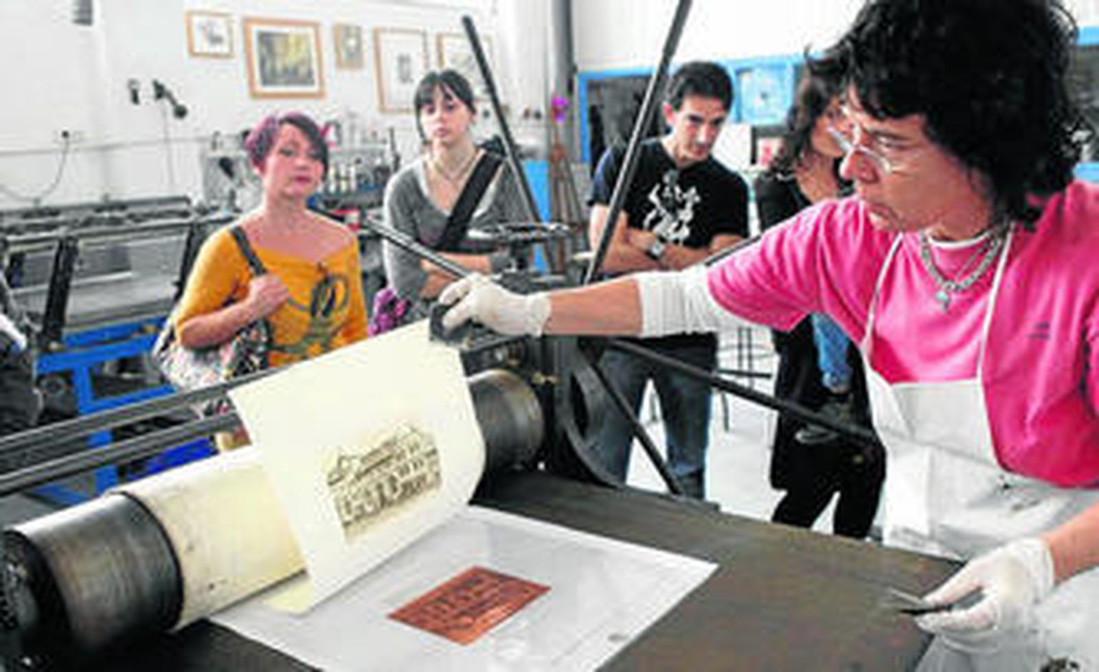 Cristina Luengo, del Taller del Pasaje (Pasaje Mallol, 10) explica la técnica del grabado, ayer.