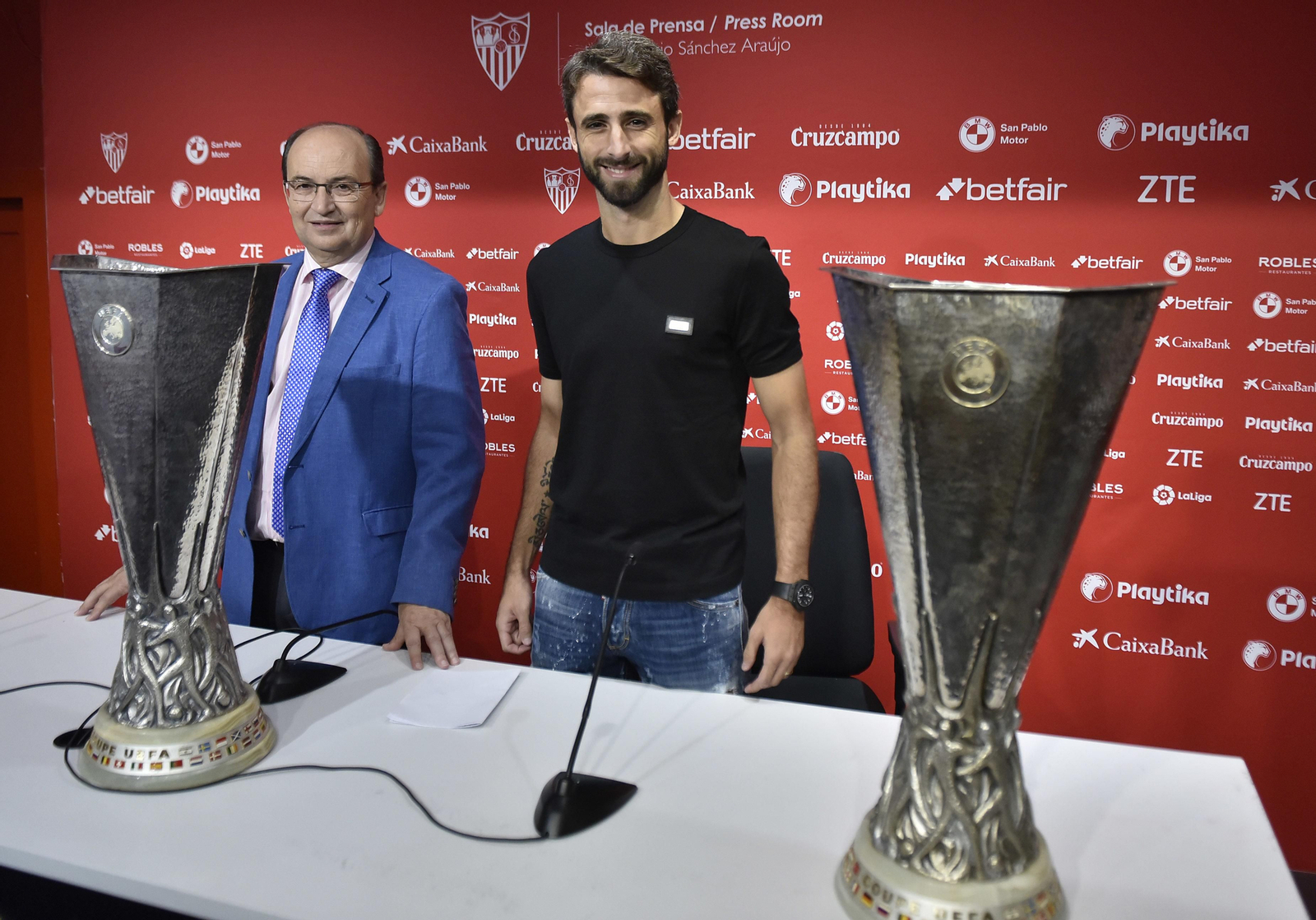 Las imágenes de la emotiva despedida de Nico Pareja del Sevilla