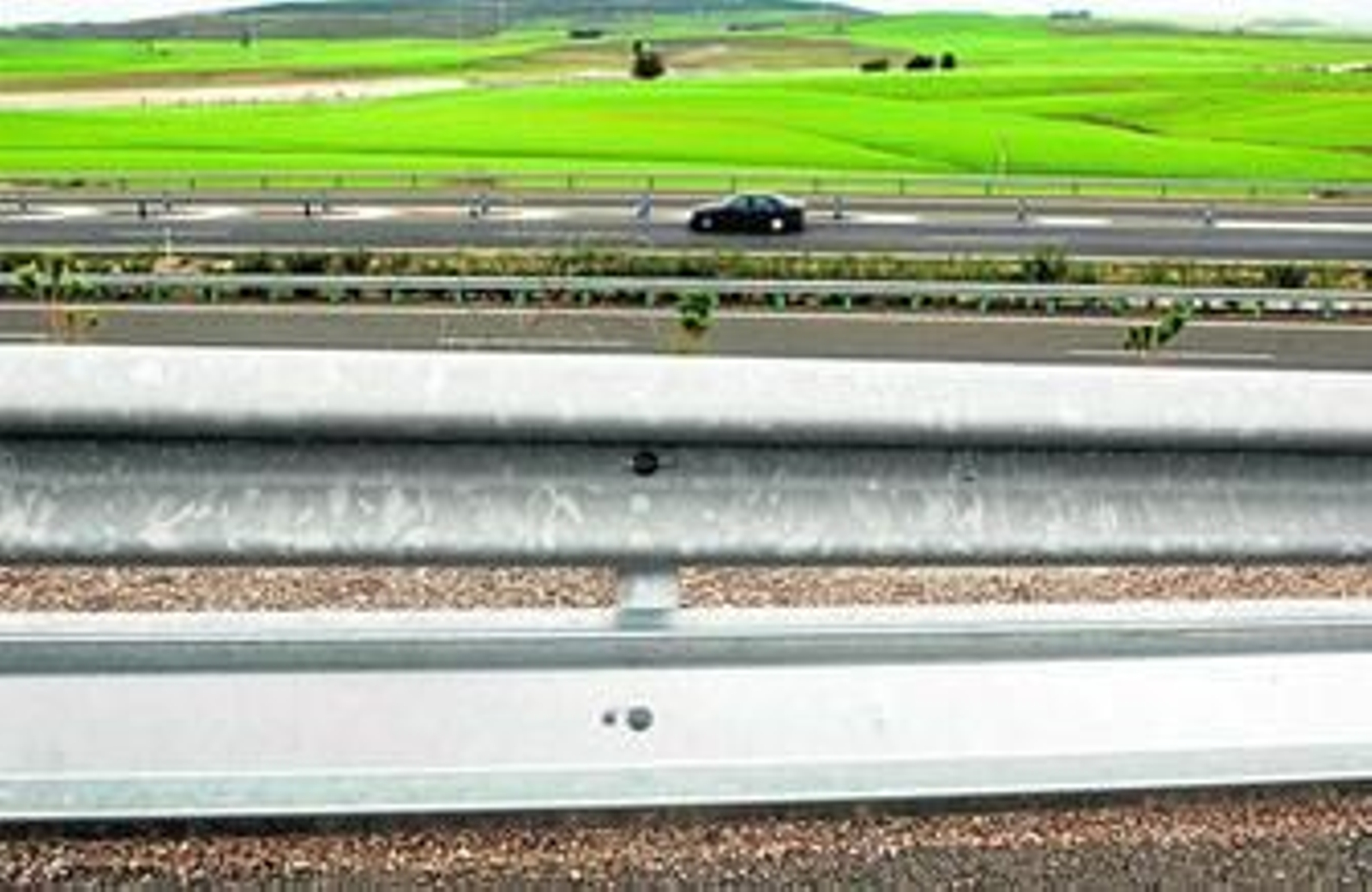 Las nuevas barreras de seguridad instaladas a lo largo del trazado de la autovía A-382, entre Jerez y Arcos, dependiente de la Junta de Andalucía.