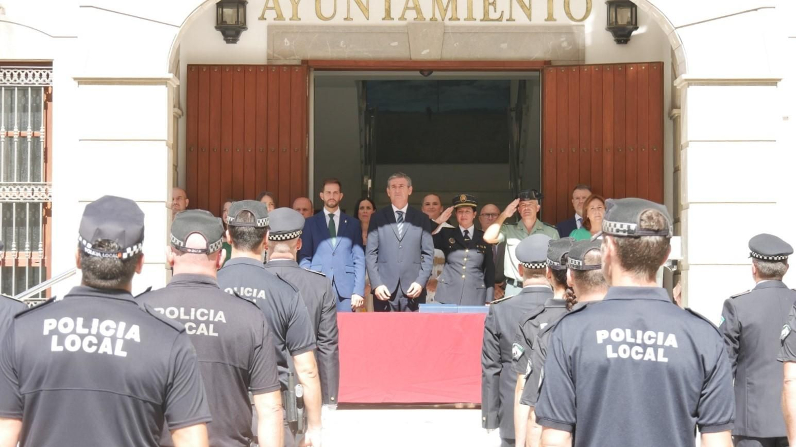 Manuel Cortés con los agentes.