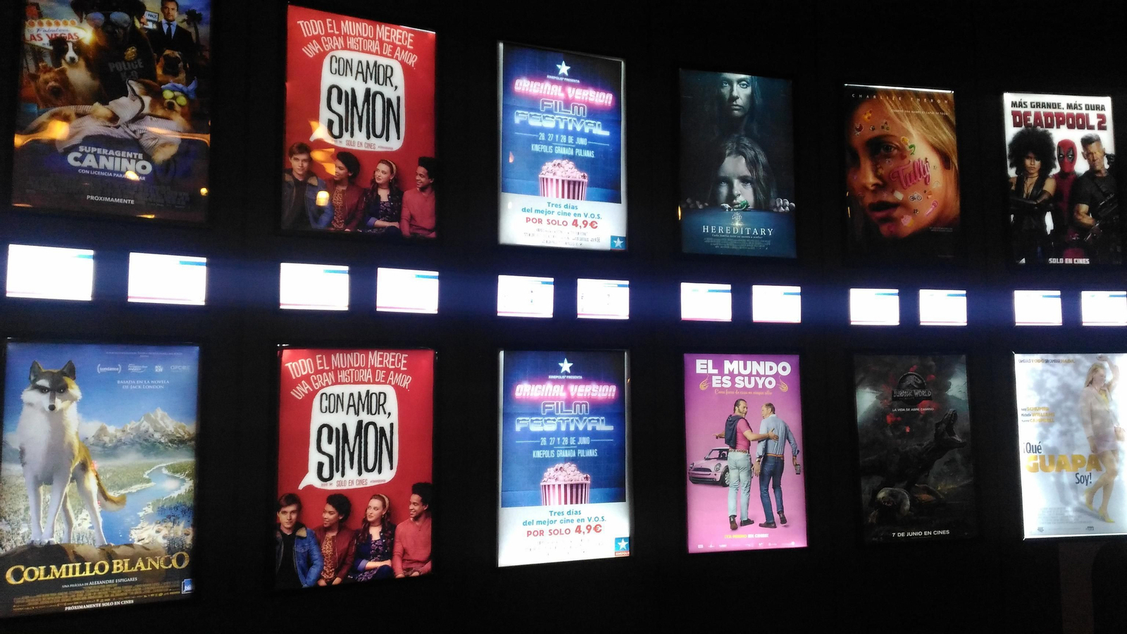 El cartel promocional del Original Version Film Festival ya resplandece entre la cartelera actual de Kinépolis Pulianas.