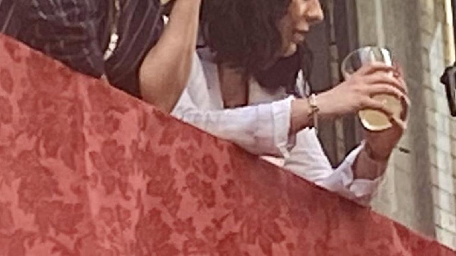 Vaso de cristal exhibido en un balcón