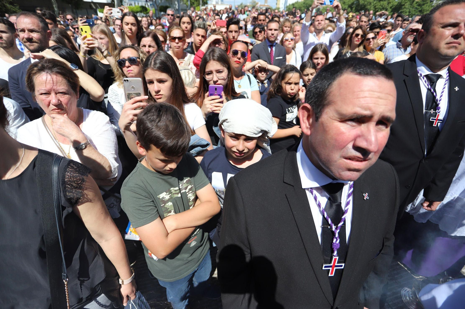 Imágenes del recorrido de la Hermandad del Cristo Cautivo de Huelva