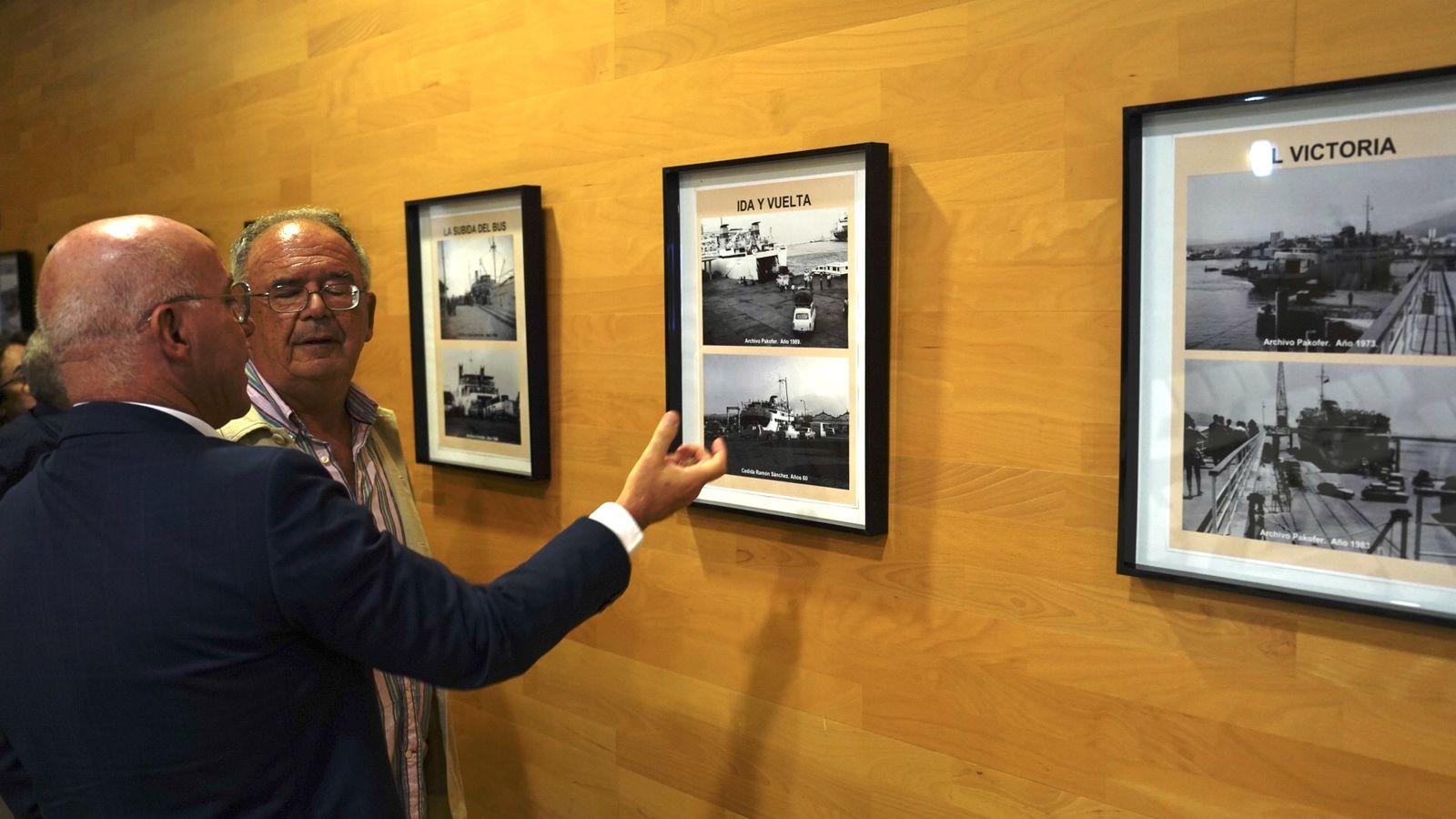 Fotos de la exposición de fotos históricas de Miguel Ángel del Águila sobre la OPE, en la José Luis Cano