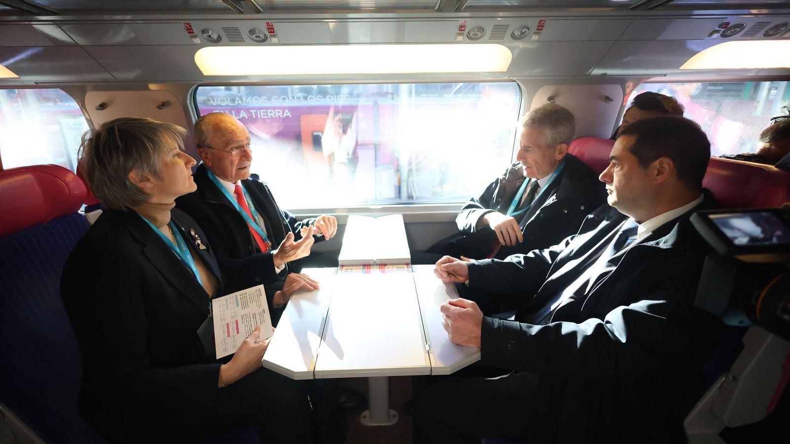 Las autoridades visitan el interior del tren de Ouigo.