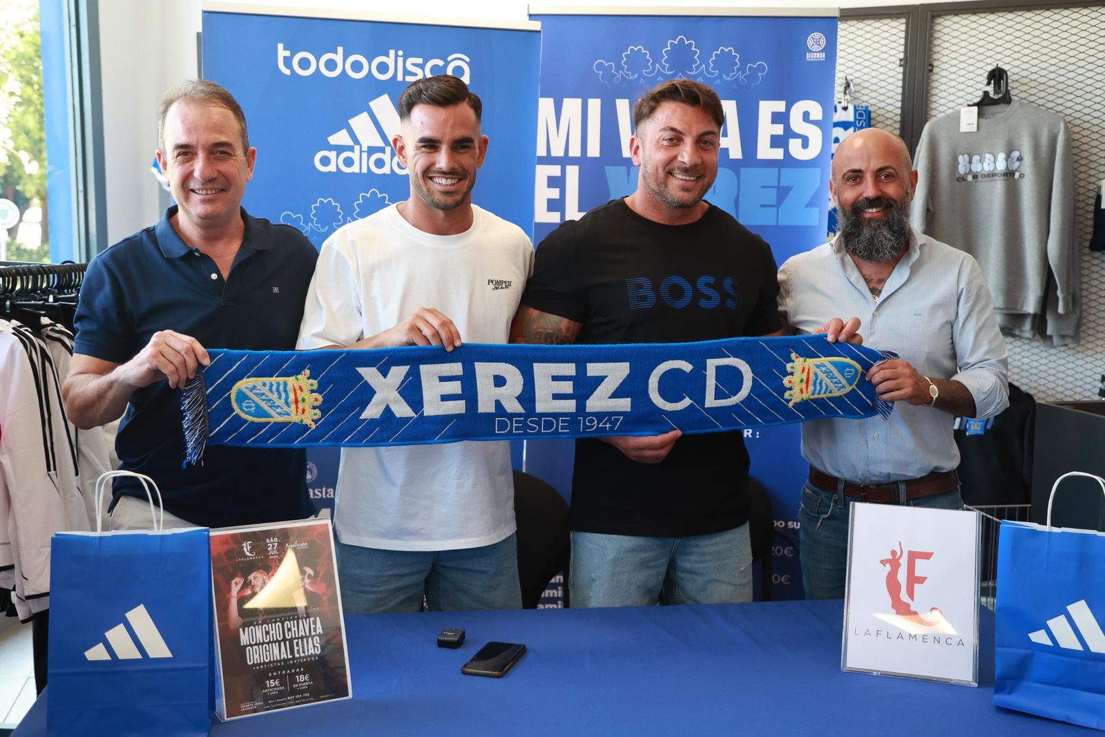 Nané, en su presentación junto a los dirigentes y uno de los patrocinadores del club.