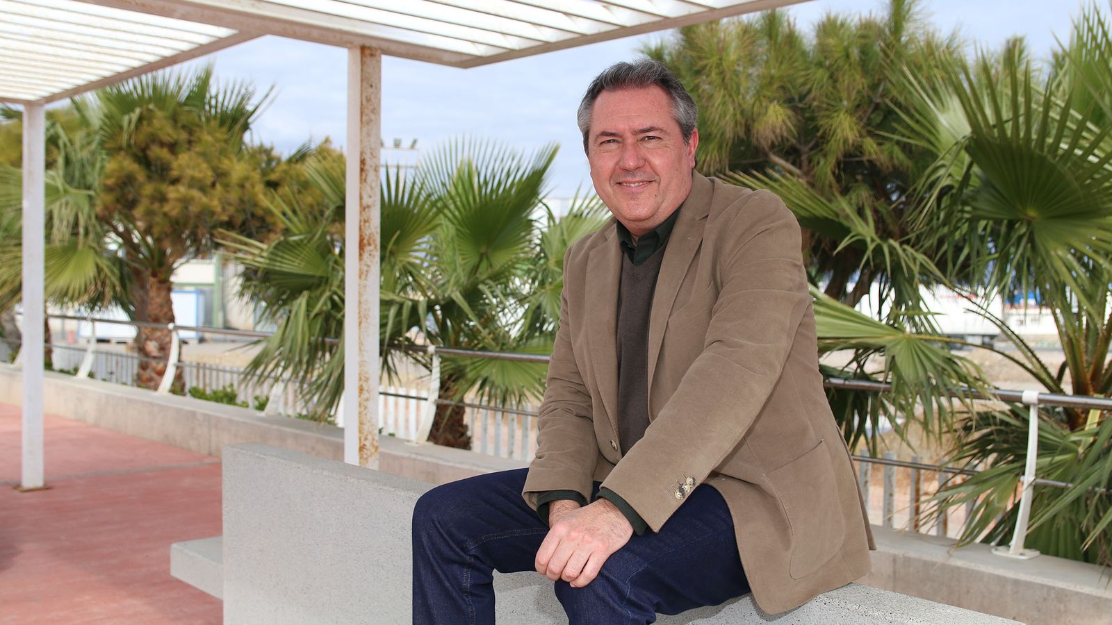 Juan Espadas en el paseo marítimo de Garrucha