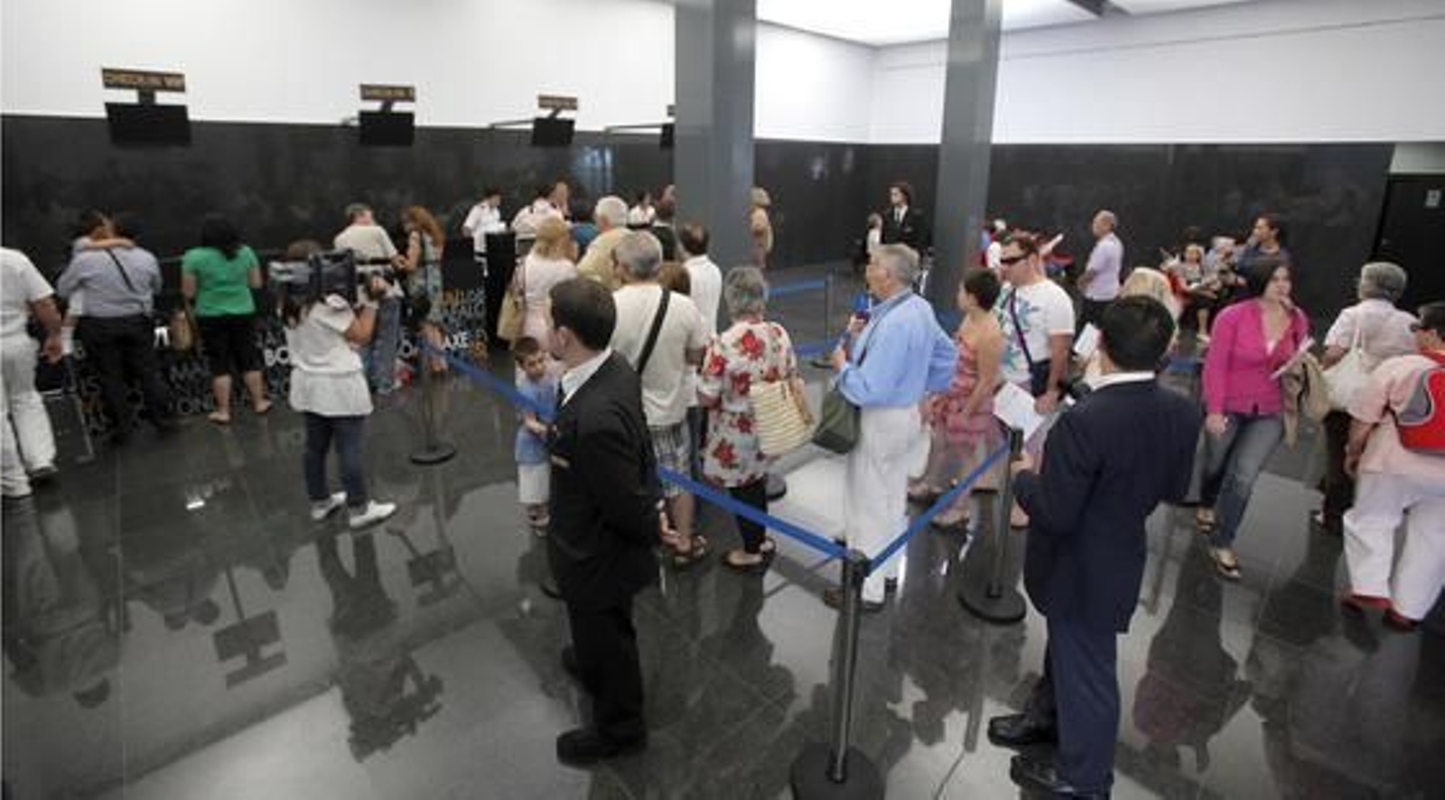 El muelle de Cádiz se estrena como puerto base e inaugura su nueva terminal de pasajeros con la salida del ´Grand Voyager´. 

Foto: Jesus Marin