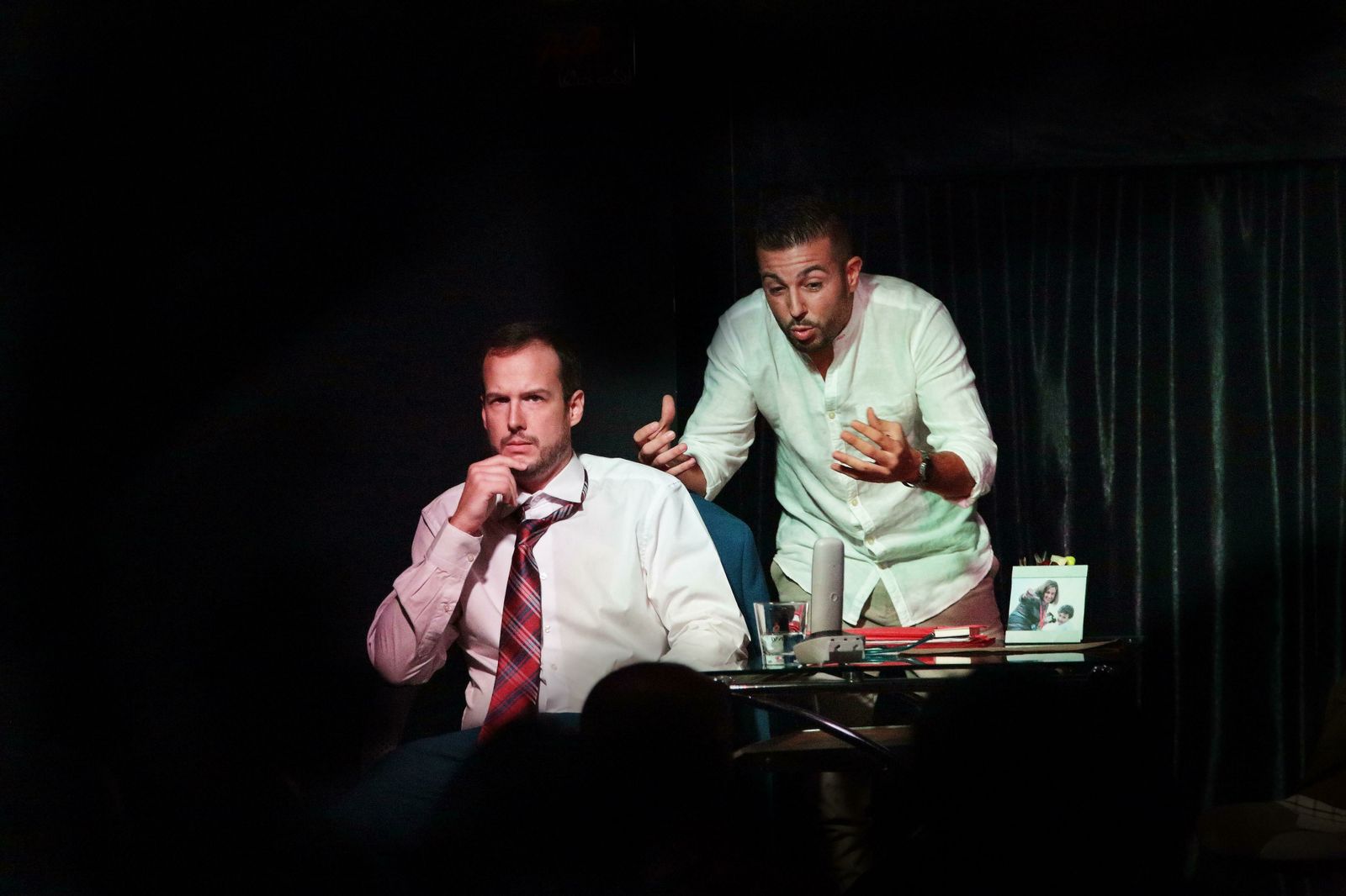 Manuel Ruiz y Félix García, Entretanto Teatro, durante una representación de 'El crédito'.