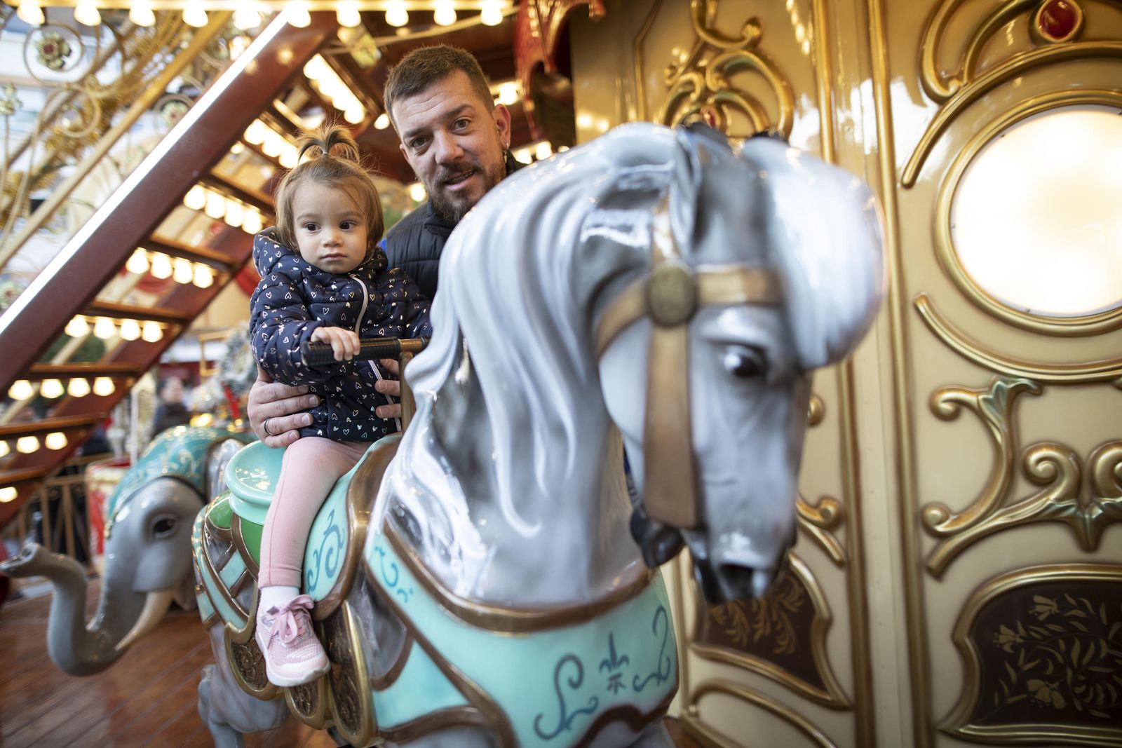 Multitud de visitantes y ambiente navideño en Granada durante el puente, en imágenes