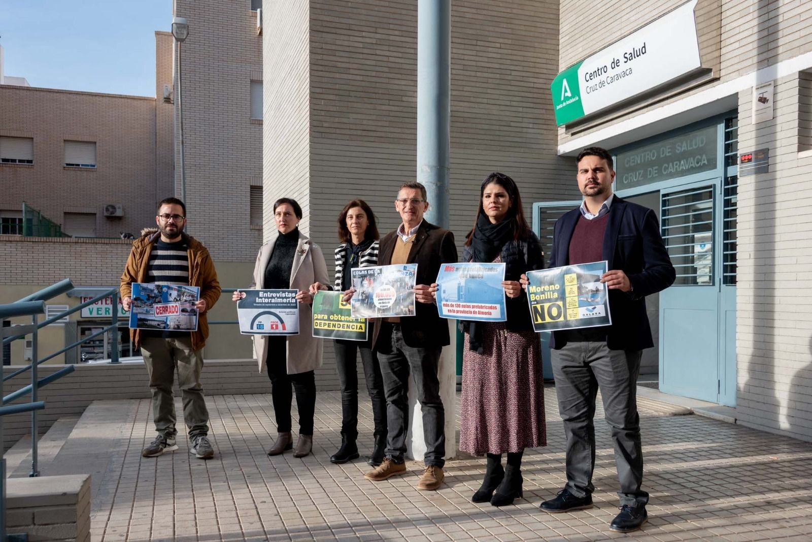 A las puertas del centro de Salud de Cruz de Caravaca, los parlamentarios andaluces José Luis Sánchez Teruel, Pilar Navarro y Mateo Hernández han denunciado la situación que vive Almería