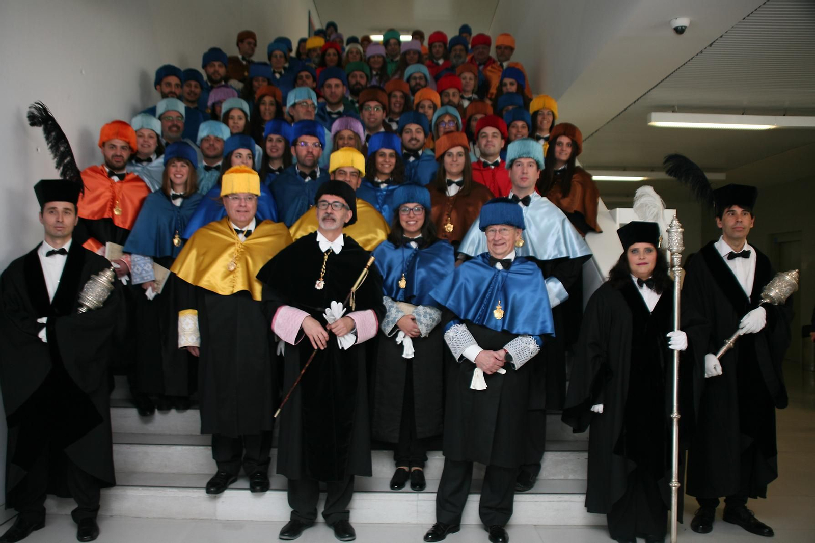 Foto de familia de los nuevos doctores.