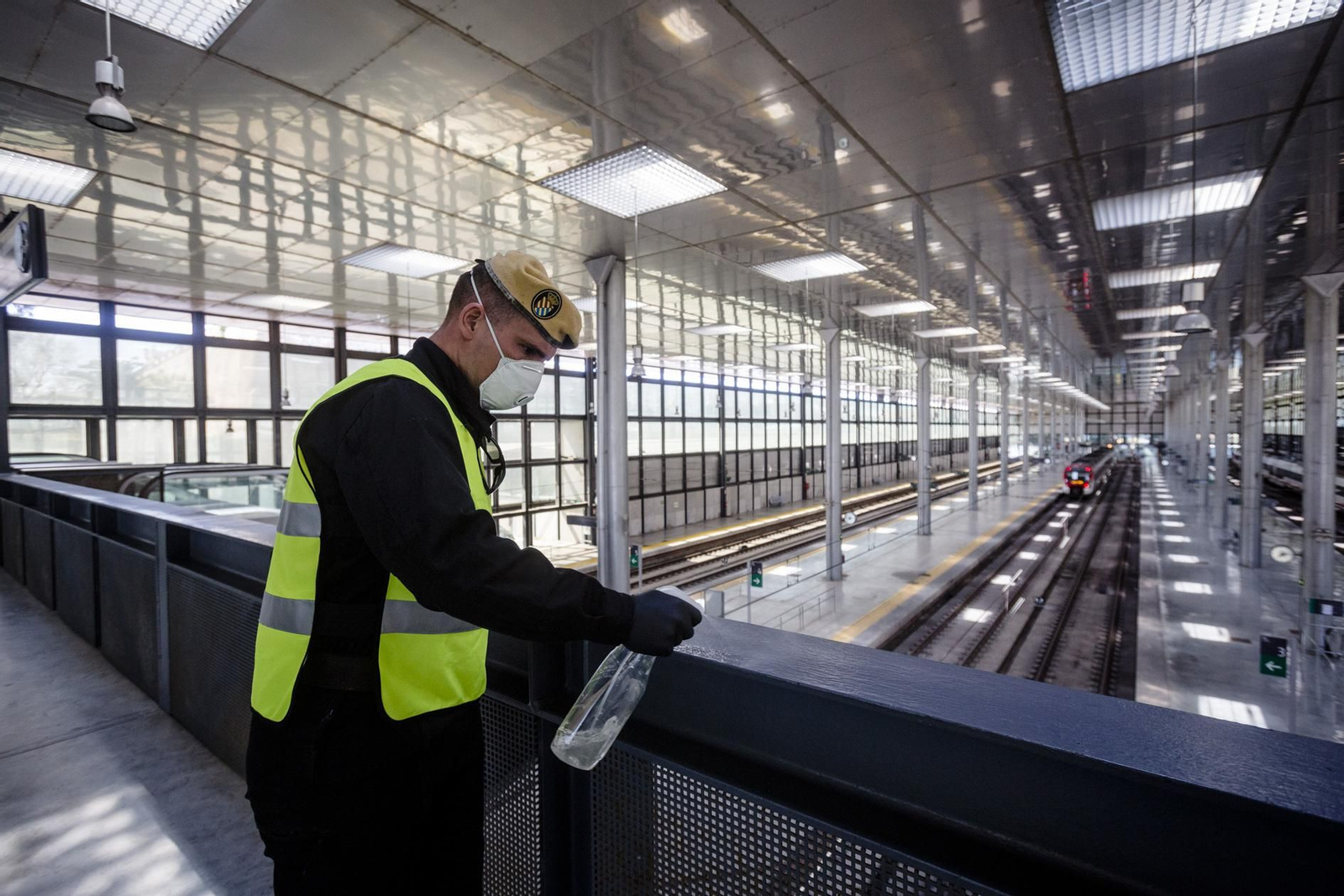 Efectivos de UME realizan labores de desinfección en la estación de trenes.