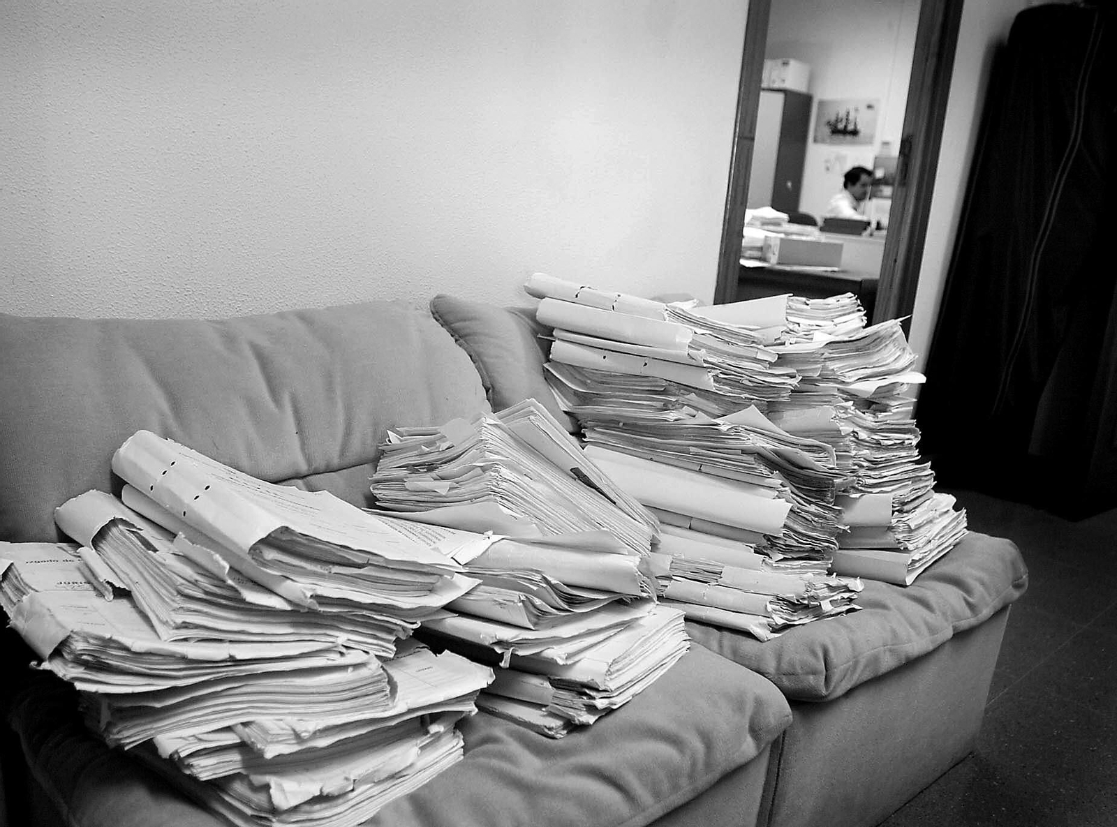 Una pila de expedientes al sofá
