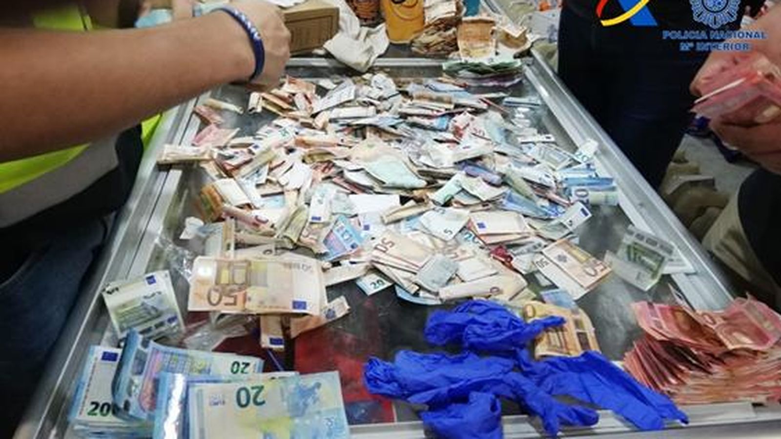 Un agente manipula el dinero decomisado.