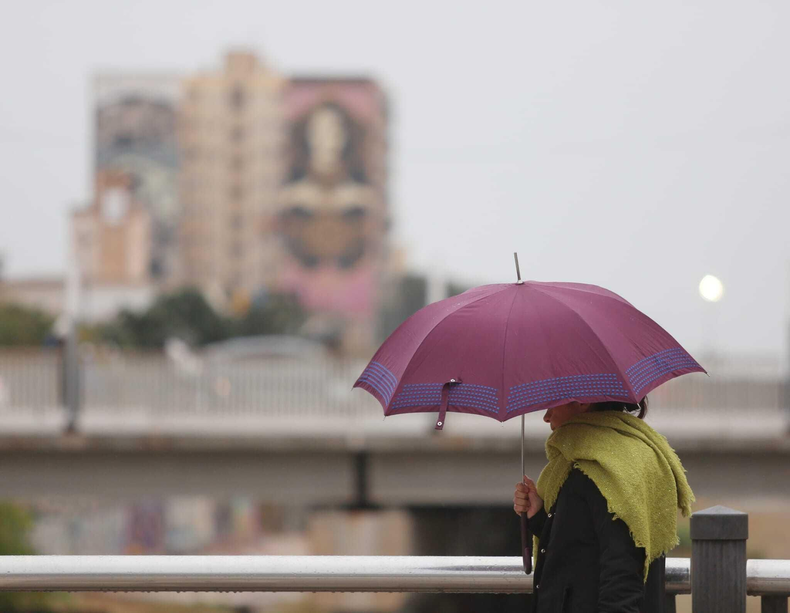 Una mujer con paraguas, este jueves en Málaga.