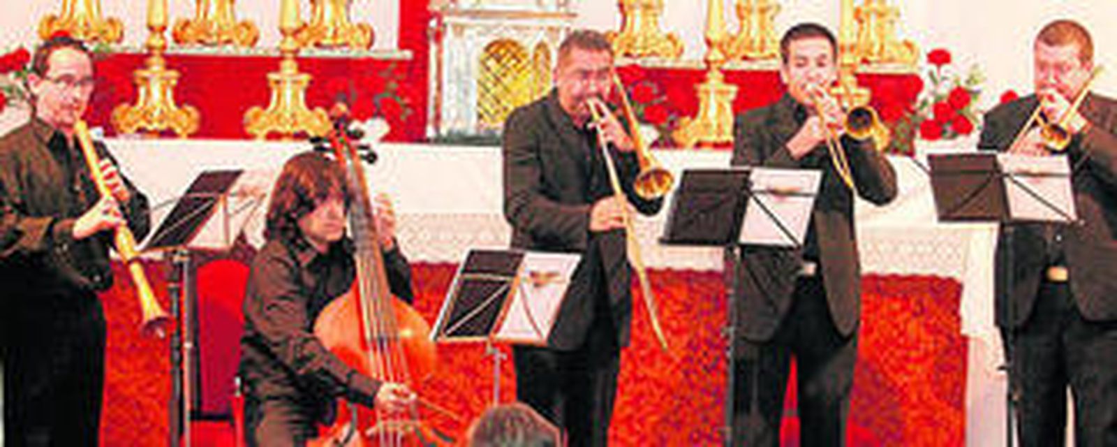 Arriba, el grupo que vendrá a Jerez. Abajo, pintura del XVII con ministriles en el entierro de Carlos V.